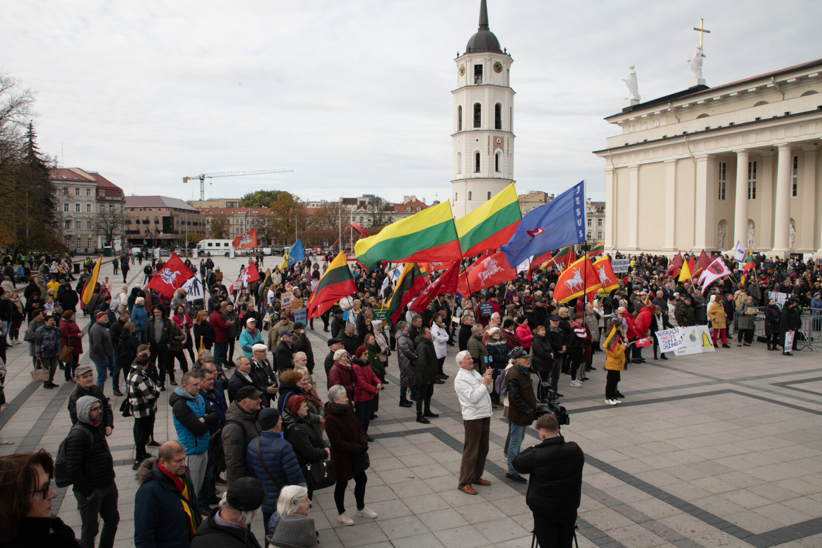 Vilniaus Katedros aikštėje prasideda Šeimų sąjūdžio organizuojamas mitingas „Apginkime Lietuvos Respublikos Konstituciją“ – sostinės centre renkasi pirmieji dalyviai.