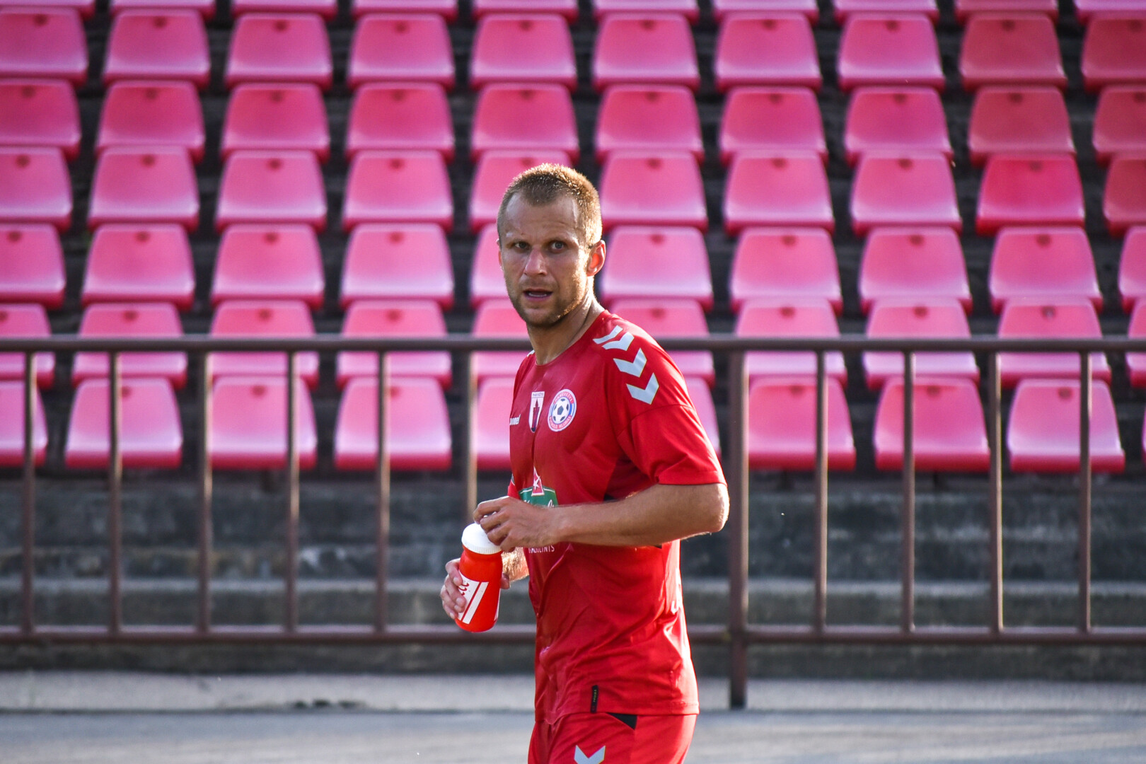 Net penkiolika metų rinkti žinomų Lietuvos ir užsienio futbolininkų marškinėliai – tikras lobis kolekcininkams ir futbolo aistruoliams. Tačiau šios kolekcijos savininkas nedvejodamas pasiryžo su ja išsiskirti.