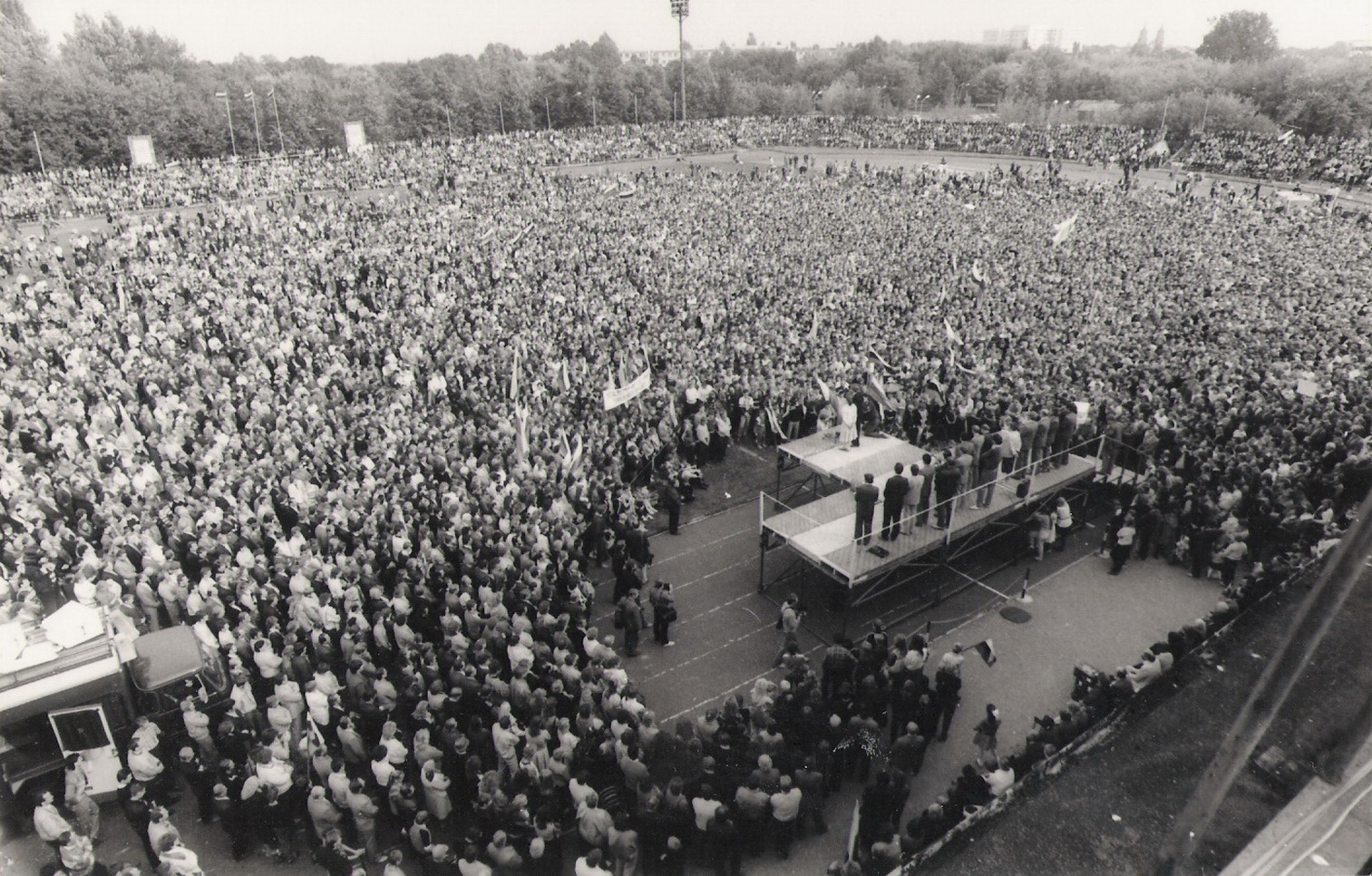 XX amžiaus devintojo dešimtmečio antroji pusė atnešė Lietuvai daugybę pokyčių, galiausiai nuvedusių į 1990 metų kovo 11-ąją. Toje ypatingoje eroje išsiskyrė 1988-ieji, Sąjūdžio įsikūrimo metai, – vadinamosios dainuojančios revoliucijos laikas. Vienas ženkliausių jos įvykių liko neatsiejamas nuo Panevėžio.
