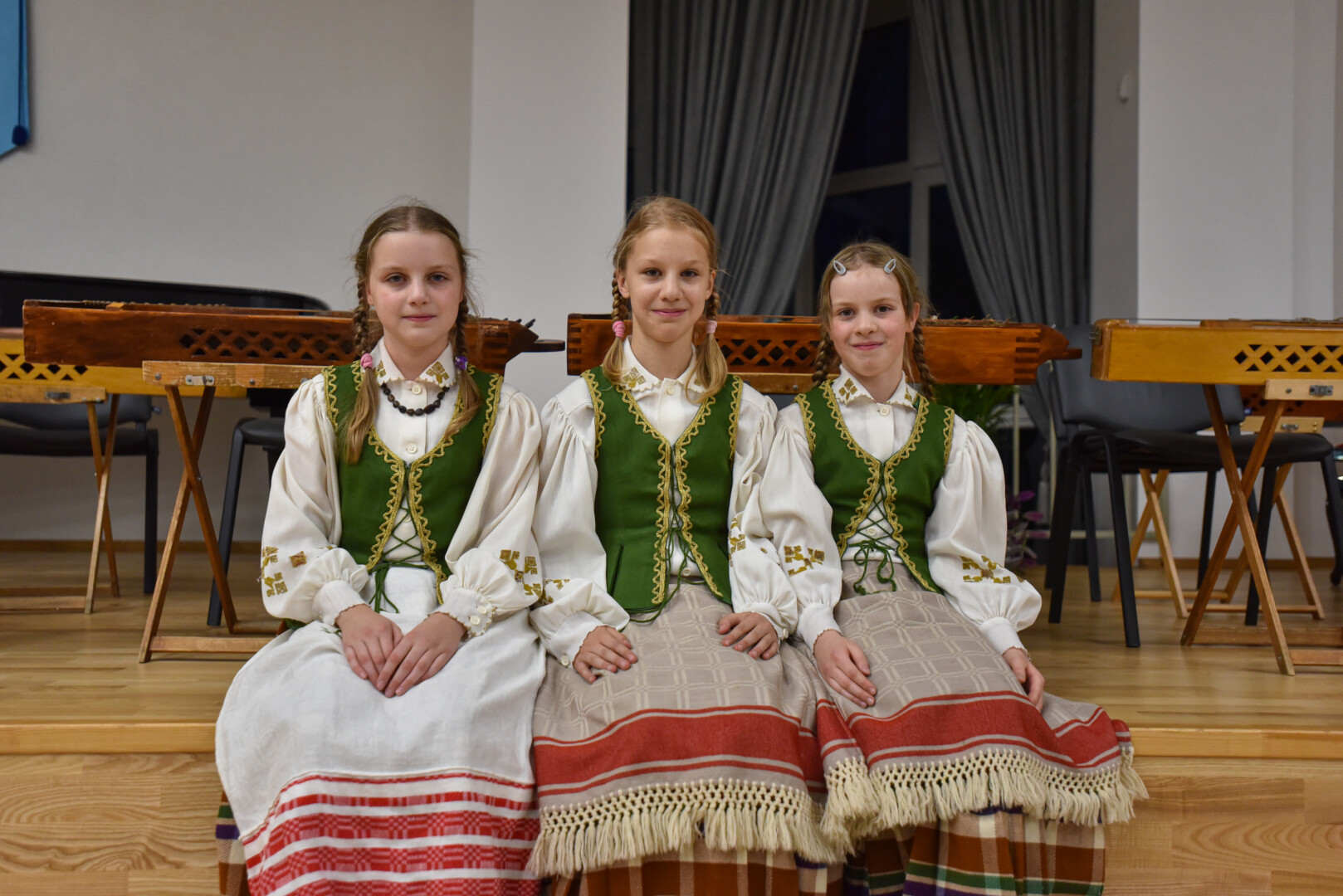 Į lietuviškų kanklių muzikos istoriją įėjusiame panevėžiečių ansamblyje „Ašarėlė“ groja seserys Mėta, Liepa ir Eglė Šachovaitės. P. Židonio nuotr.
