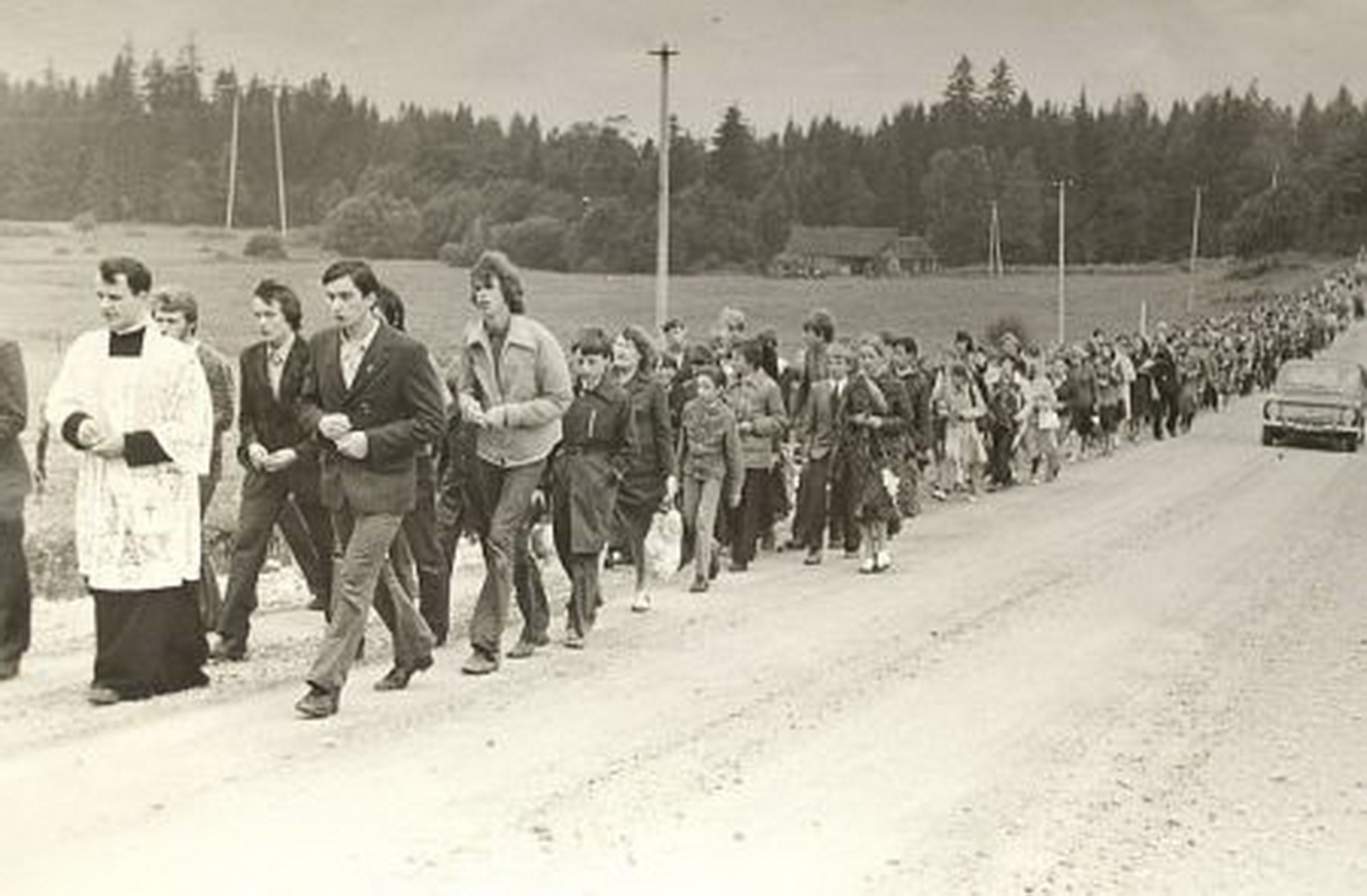 Tikinčiųjų eisena iš Tytuvėnų į Šiluvą. Priekyje eina kuningas Kastytis Krikščiukaitis. 1979-ųjų rugpjūčio 26 diena. ASMENINIO ALBUMO nuotr.