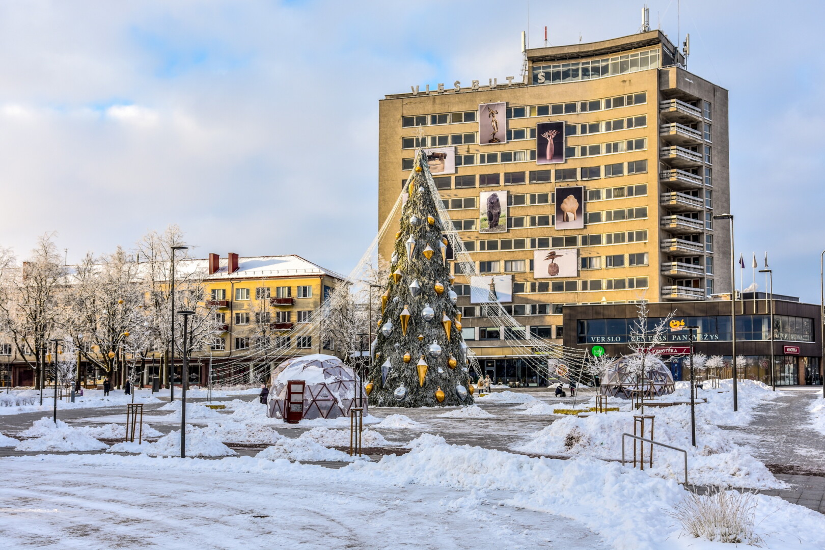 Vos papuošus kalėdines miestų egles, Lietuvoje prasideda nemenka konkurencija – kieno gražiausia, įspūdingiausia.