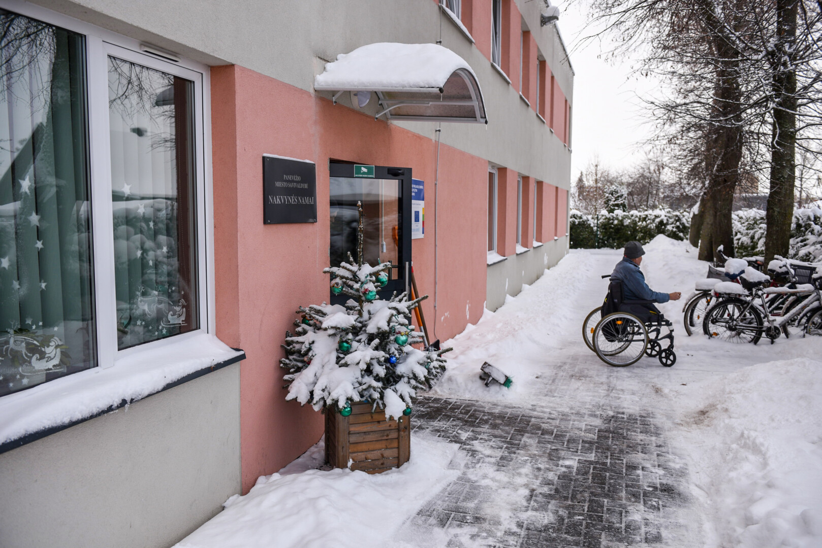 Pilnutėliuose Panevėžio nakvynės namuose irgi ruošiamasi Kūčioms ir kvepia vyrų kepamais kūčiukais.