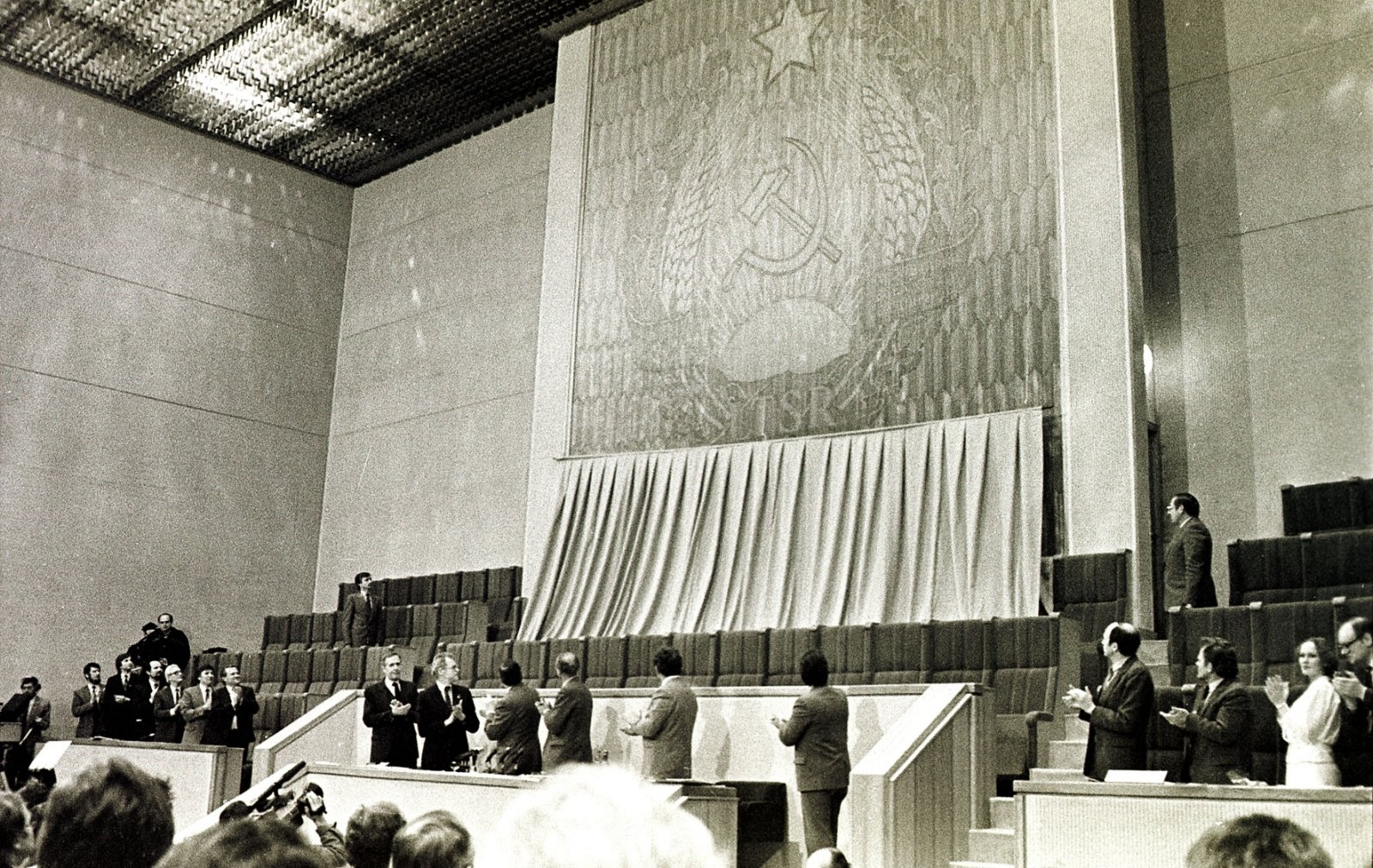 Paskutinėmis 1990 metų kovo 11 dienos valandomis Seimas skelbia Lietuvos nepriklausomybės atkūrimo aktą. ELTA nuotr.