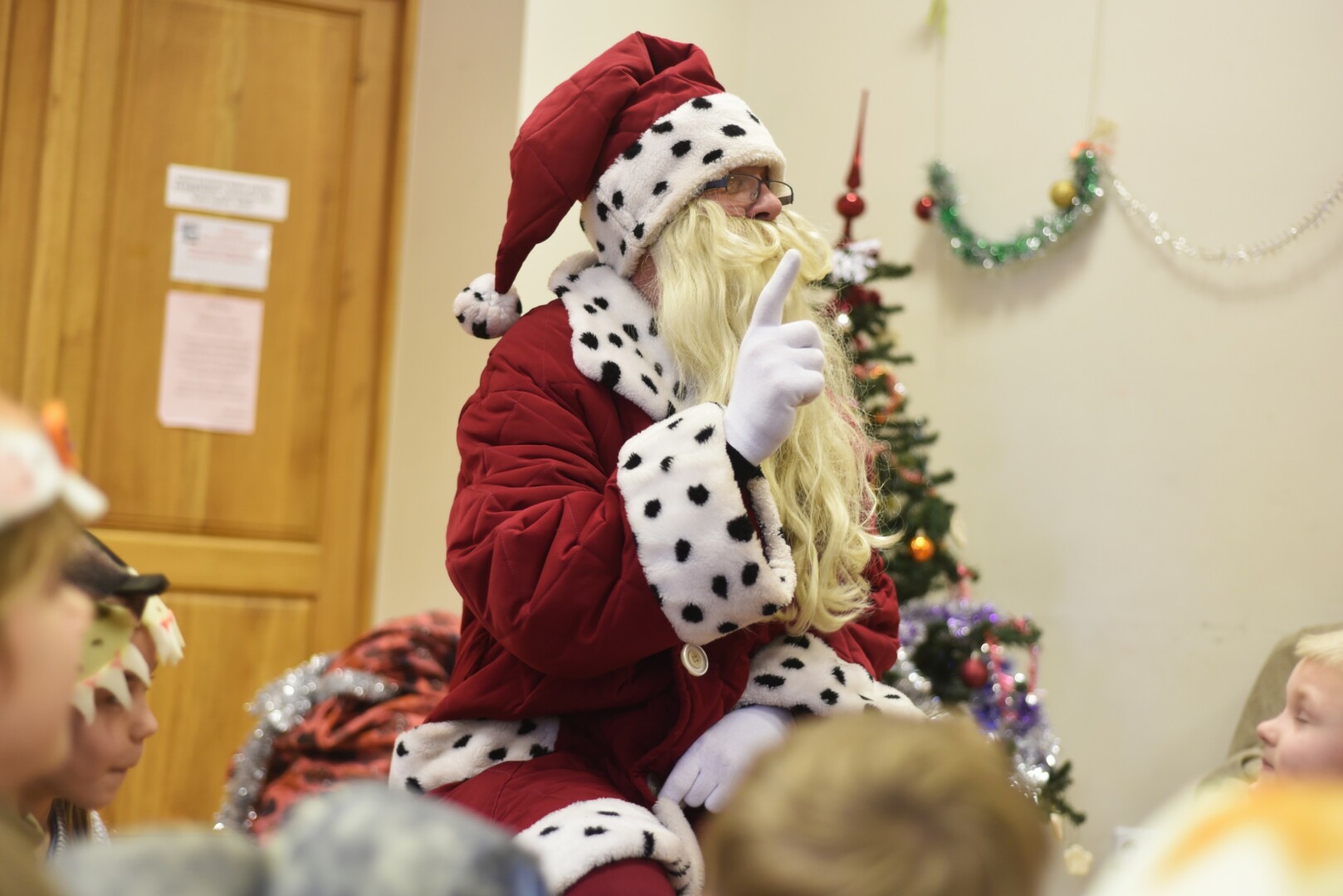 Darželinukams Kalėdų Senelio ieškantys auklėtojai skaičiuoja, kad pasikviesti žilabarzdį grupei kainuoja 60–80 eurų. Už tokią sumą šis valandą bendrauja su vaikais.