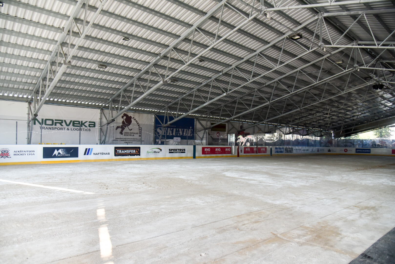 Dėl baseino statybų šiemet ledo arena lankytojų nepriima, tad ieškoma būdų, kaip įrengti čiuožyklą po atviru dangumi. P. ŽIDONIO nuotr.