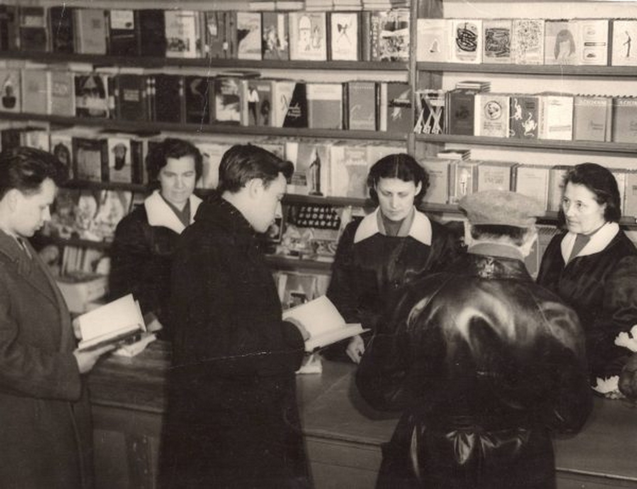 Panevėžio knygų mylėtojų meka ilgą laiką buvęs Centrinis knygynas, 1960-ieji. PAGPBVB ARCHYVŲ nuotr.