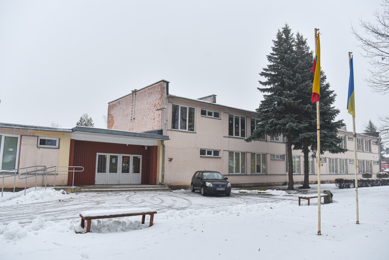 Aukštaitijos sostinės švietimo įstaigų nenoras paleisti buhalterijos iš savo rankų turėjo ir tamsiąją pusę.