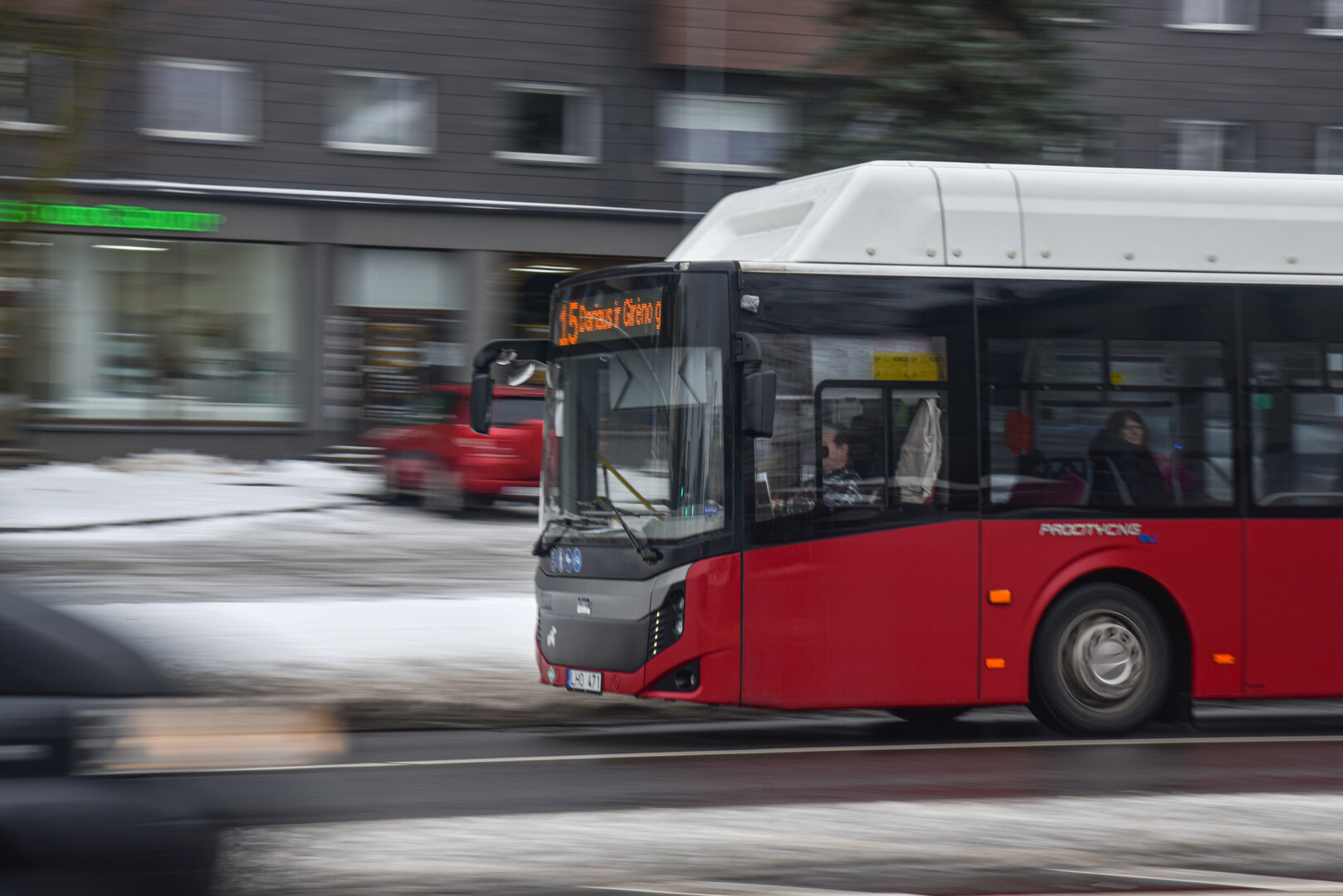 Miestiečių autobusais važiuoja gerokai mažiau nei iki pandemijos: 2019-aisiais Panevėžyje maršrutiniai autobusai vežė apie 10 mln. keleivių, pernai – tik 6,6 mln. P. ŽIDONIO nuotr.