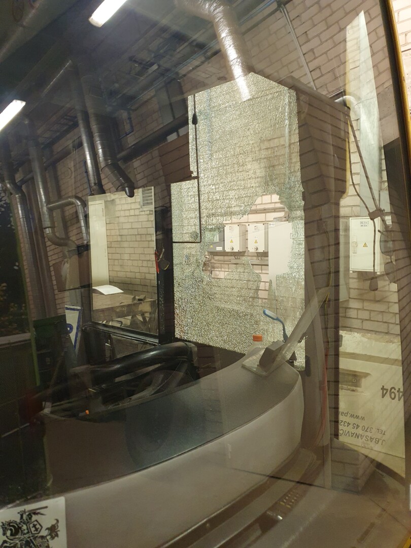 Grūdinto stiklo langą kiaurai perskrodęs plaktukas pataikė vairuotojui į veidą. PANEVĖŽIO AUTOBUSŲ PARKO nuotr.