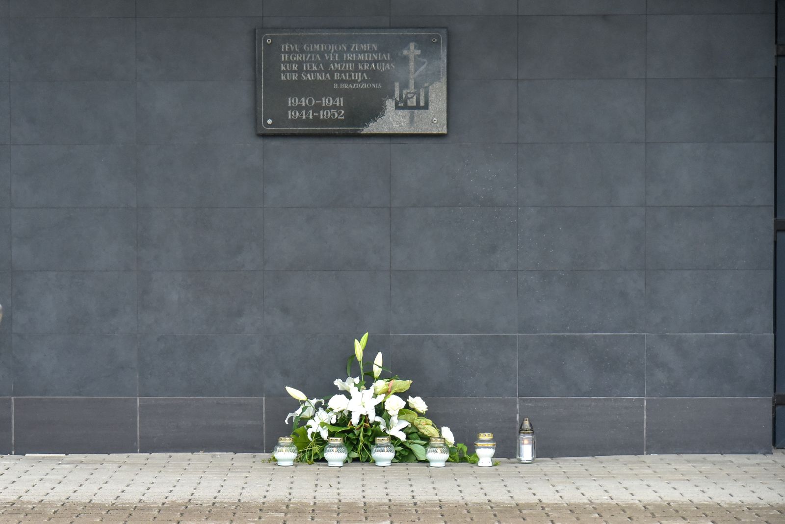 Prasidėjus Sąjūdžiui, 1989 metų birželio 14 dieną ant Panevėžio geležinkelio stoties sienos atidengta memorialinė lenta iš Panevėžio geležinkelio stoties 1940–1941, 1944–1952 metais į lagerius ir tremtį išvežtų Panevėžio apskrities gyventojų atminimui. P. ŽIDONIO nuotr.