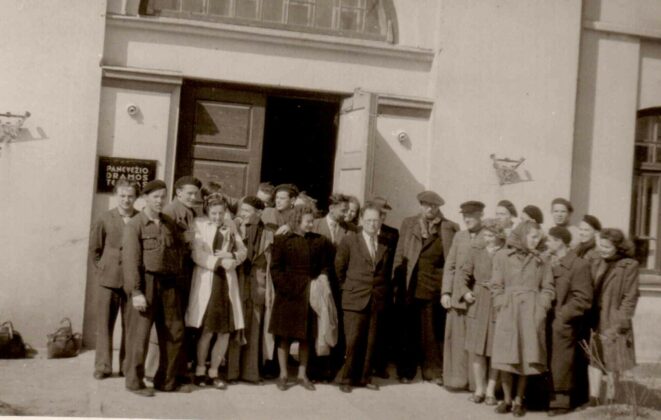 Aktoriai prie Panevėžio dramos teatro pastato Respublikos g. XX a. 7 dešimt. Panevėžio kraštotyros muziejaus fondų nuotr.