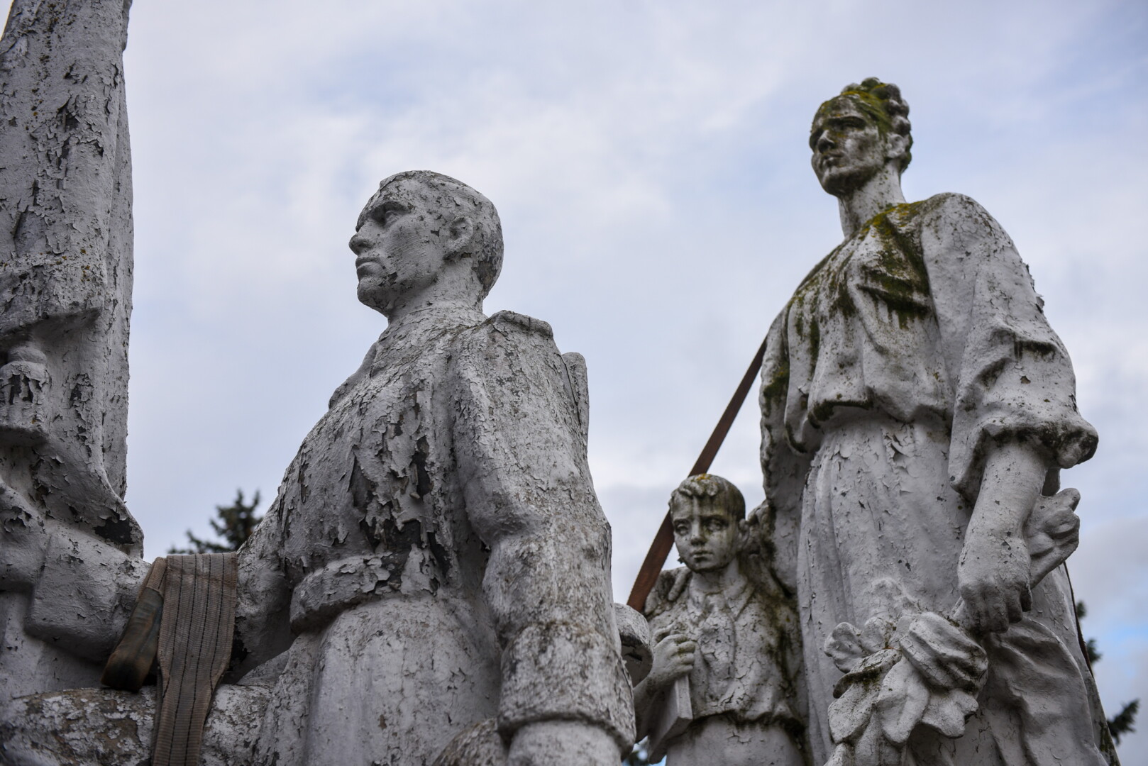 Į Grūto parko muziejų iš Panevėžio išvežtos trys ideologinį užtaisą turinčios sovietmečio statulos kol kas paslėptos nuo žmonių akių.