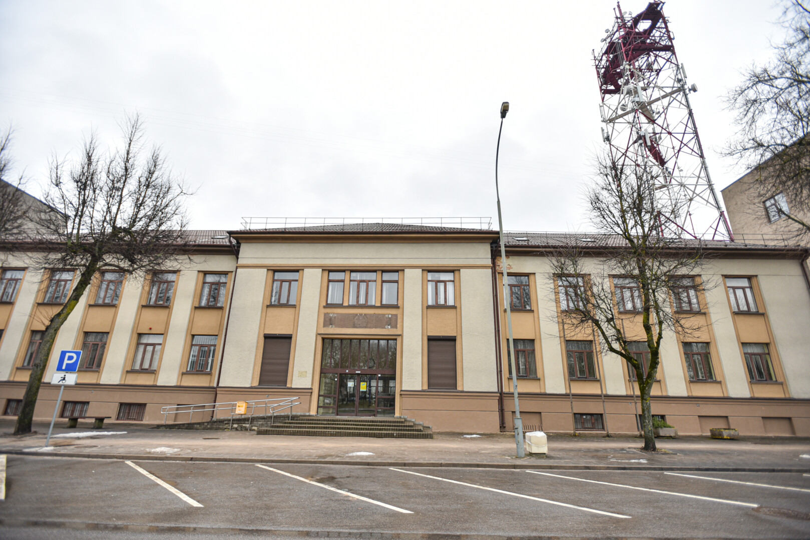 Vasarį vykusiame aukcione nupirkti prieš šešis dešimtmečius statyti Lietuvos pašto rūmai Respublikos gatvėje. P. ŽIDONIO nuotr.