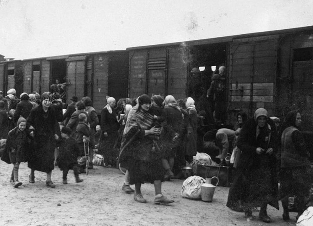 Sovietinis genocidas iš namų ir tėvynės išplėšė šimtus tūkstančių Lietuvos žmonių. Tremtis palietė visas čia gyvenusias tautas: Sibiro platybėse kartu su lietuviais atsidūrė žydai, lenkai, romai, taip pat rusai. Jų istorijos – dar vienas žiaurių sovietinių represijų prieš taikius gyventojus liudijimas.