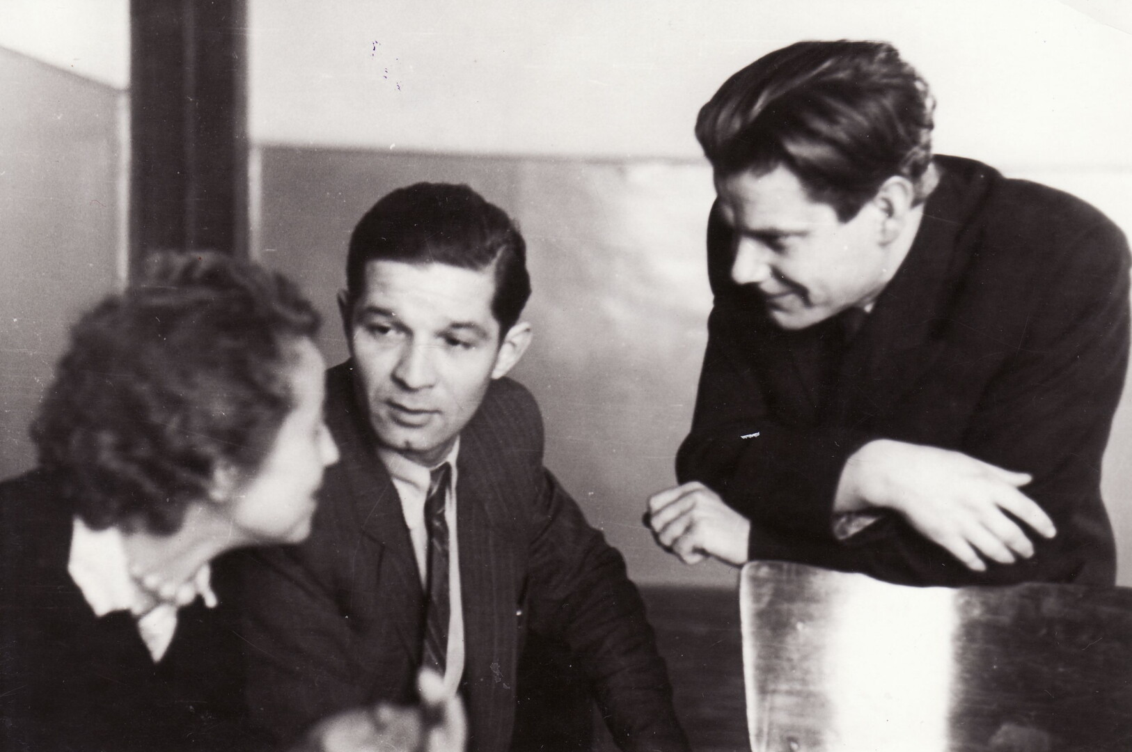Bronius Babkauskas su kolegomis aktoriais Regina Zdanavičiūte ir Vaclovu Blėdžiu. Panevėžys, 1955 m. Fotogr. Kazimiero Vitkaus. PANEVĖŽIO APSKRITIES G. PETKEVIČAITĖS-BITĖS VIEŠOSIOS BIBLIOTEKOS FONDŲ nuotr. 
