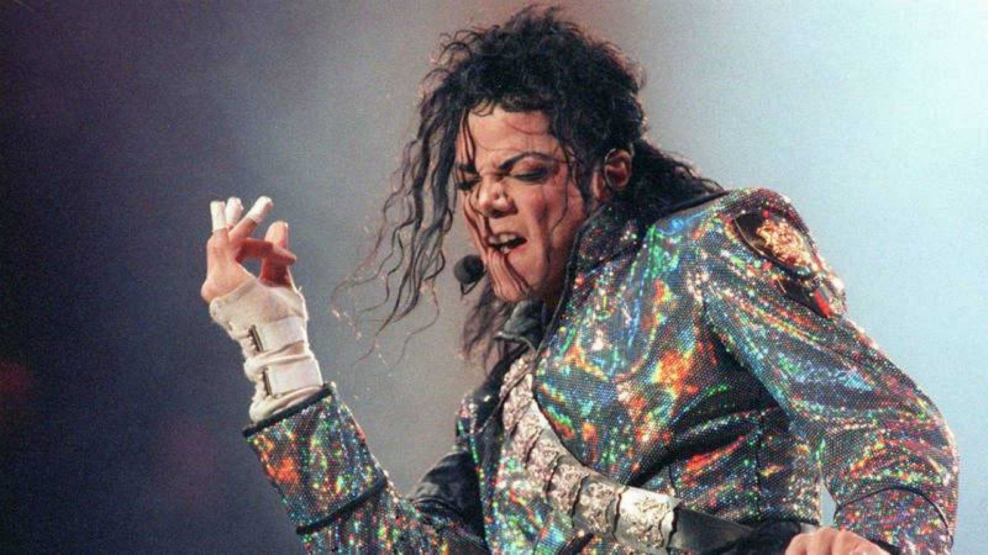 Muzikos pasaulis birželį minės jau 15-ąsias popkaraliumi tituluoto Maiklo Džeksono mirties metines. Tačiau gerbėjai lig šiol nesiliauja medžioję savo stabo palikimo.
