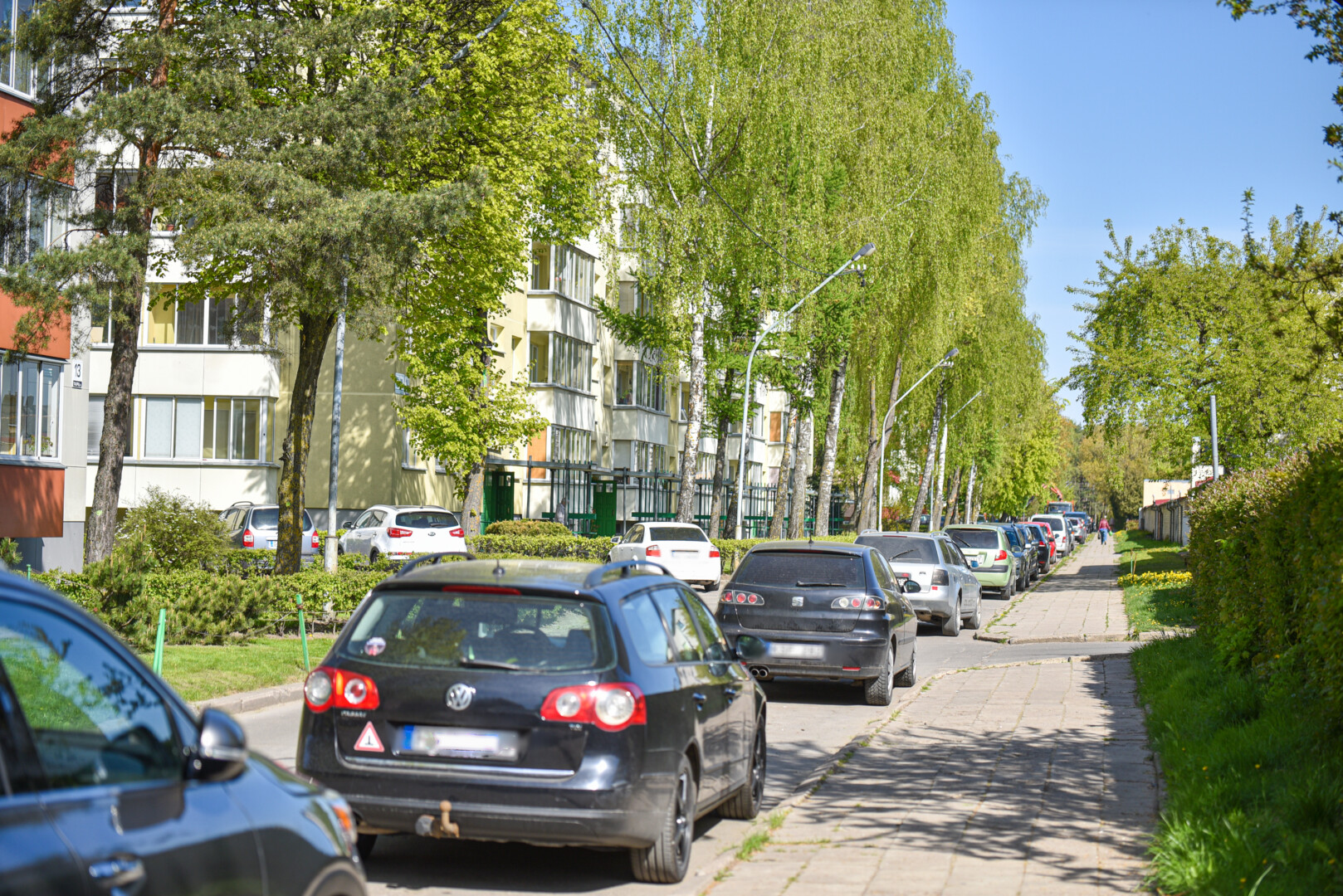 Gyventojams siūloma patiems apsispręsti – šioje Aido gatvėje visai uždrausti parkavimą ar ir toliau leisti statyti automobilius, bet palikti tik vienpusį eismą. P. ŽIDONIO nuotr.