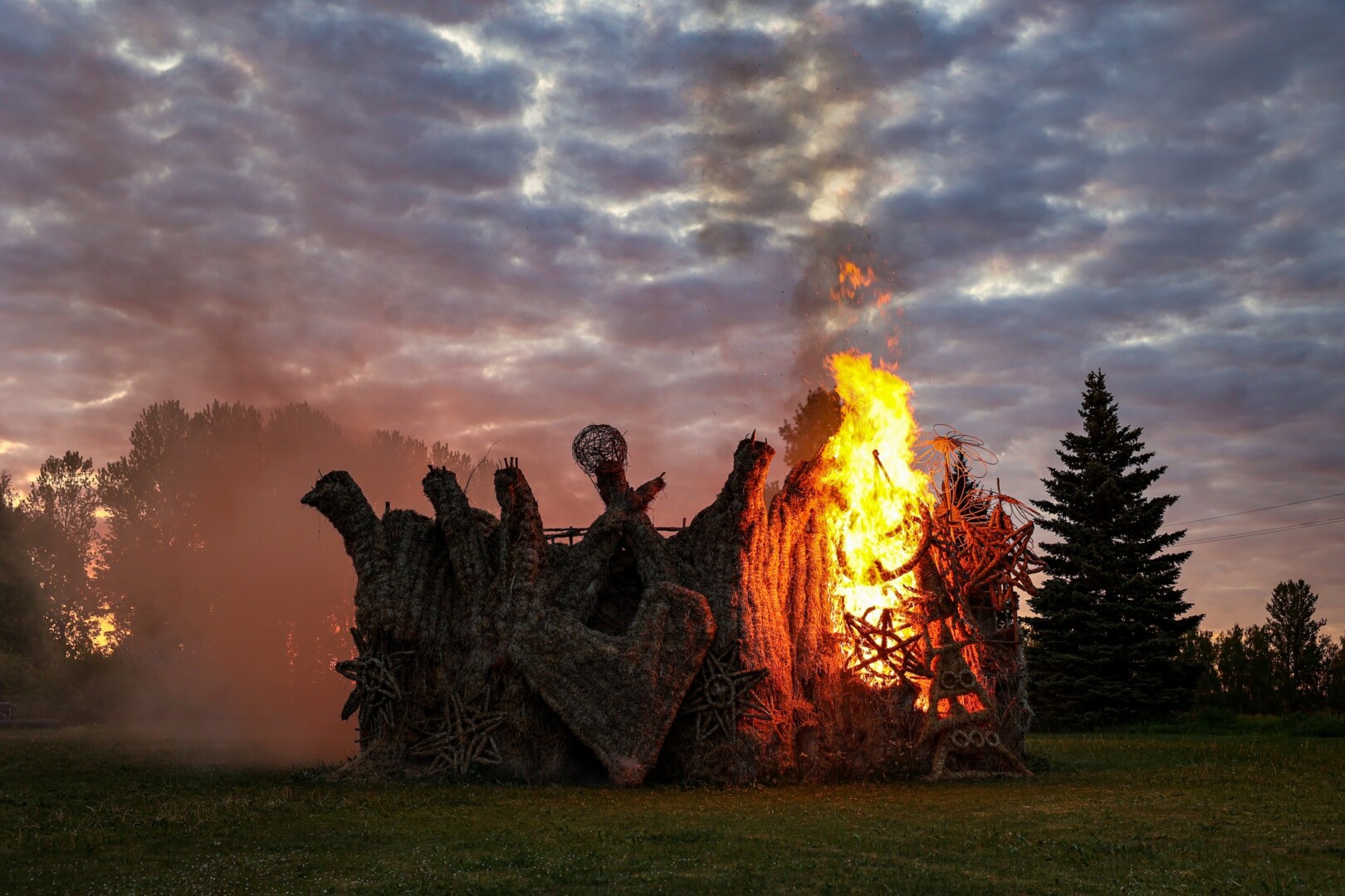 Kone du dešimtmečius Naujamiestį ne tik Lietuvoje, bet ir užsienyje garsinęs įspūdingas šiaudų skulptūrų parkas paleistas dūmais.