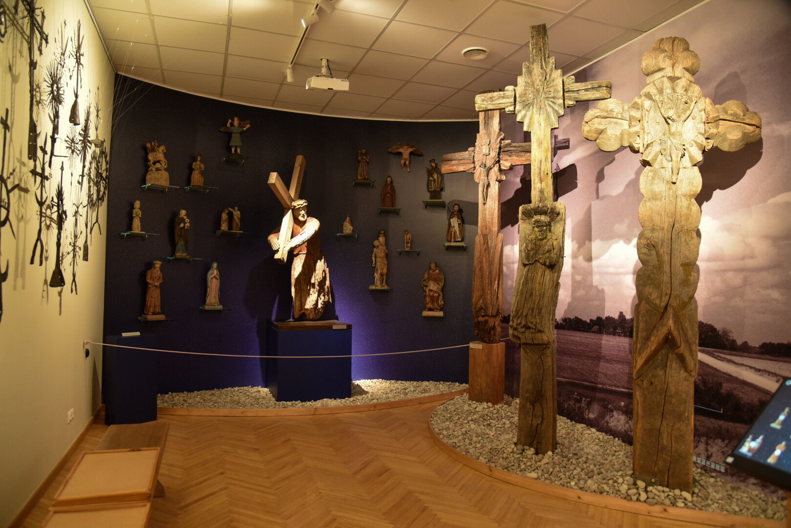 Panevėžio kraštotyros muziejaus liaudies skulptūrų rinkinyje – virš šimto vienetų eksponatų. P. ŽIDONIO nuotr. 