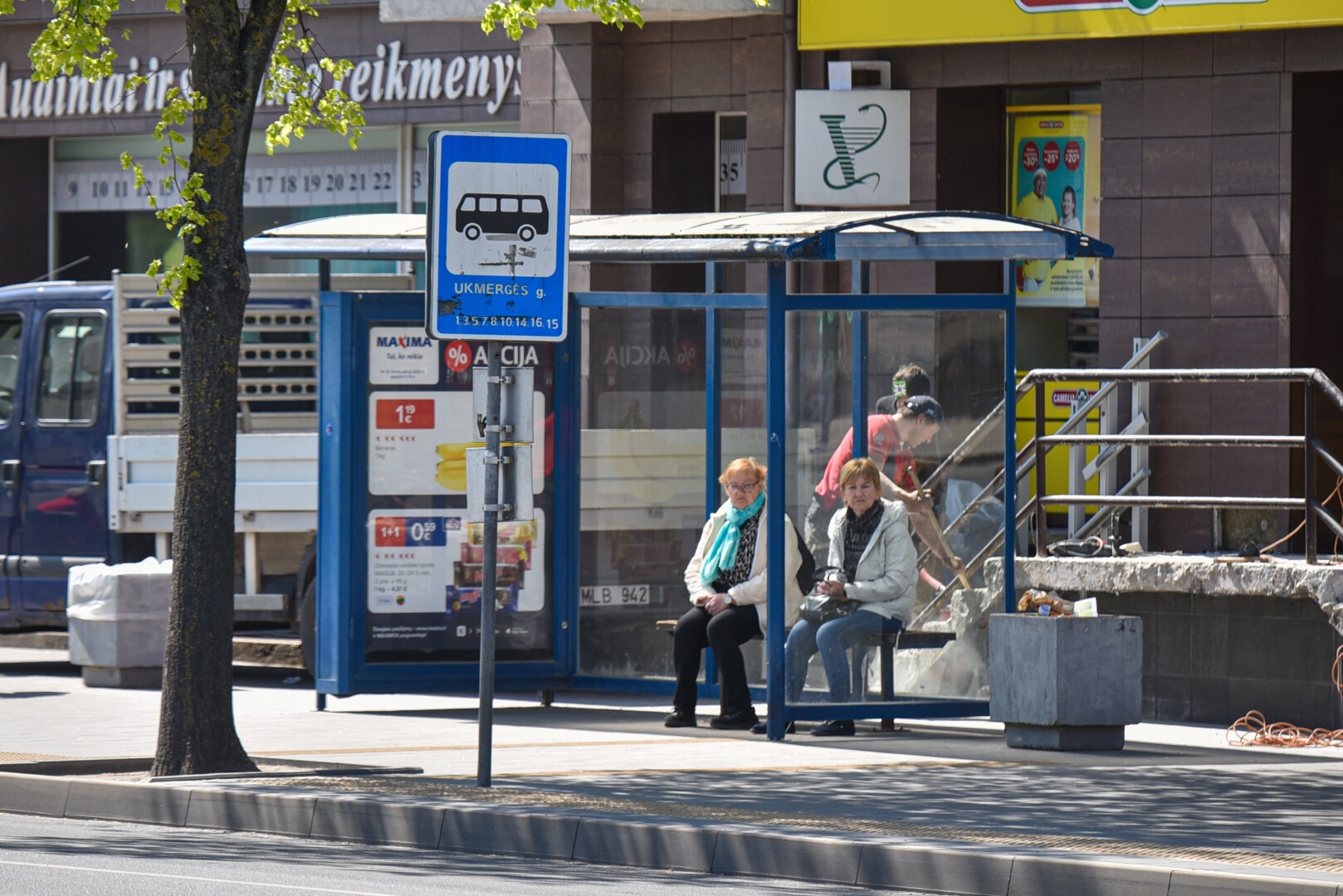 Šešiose miesto autobusų stotelėse jau po Joninių greta dabartinių tvarkaraščių atsiras ir švieslentės. P. ŽIDONIO nuotr. 