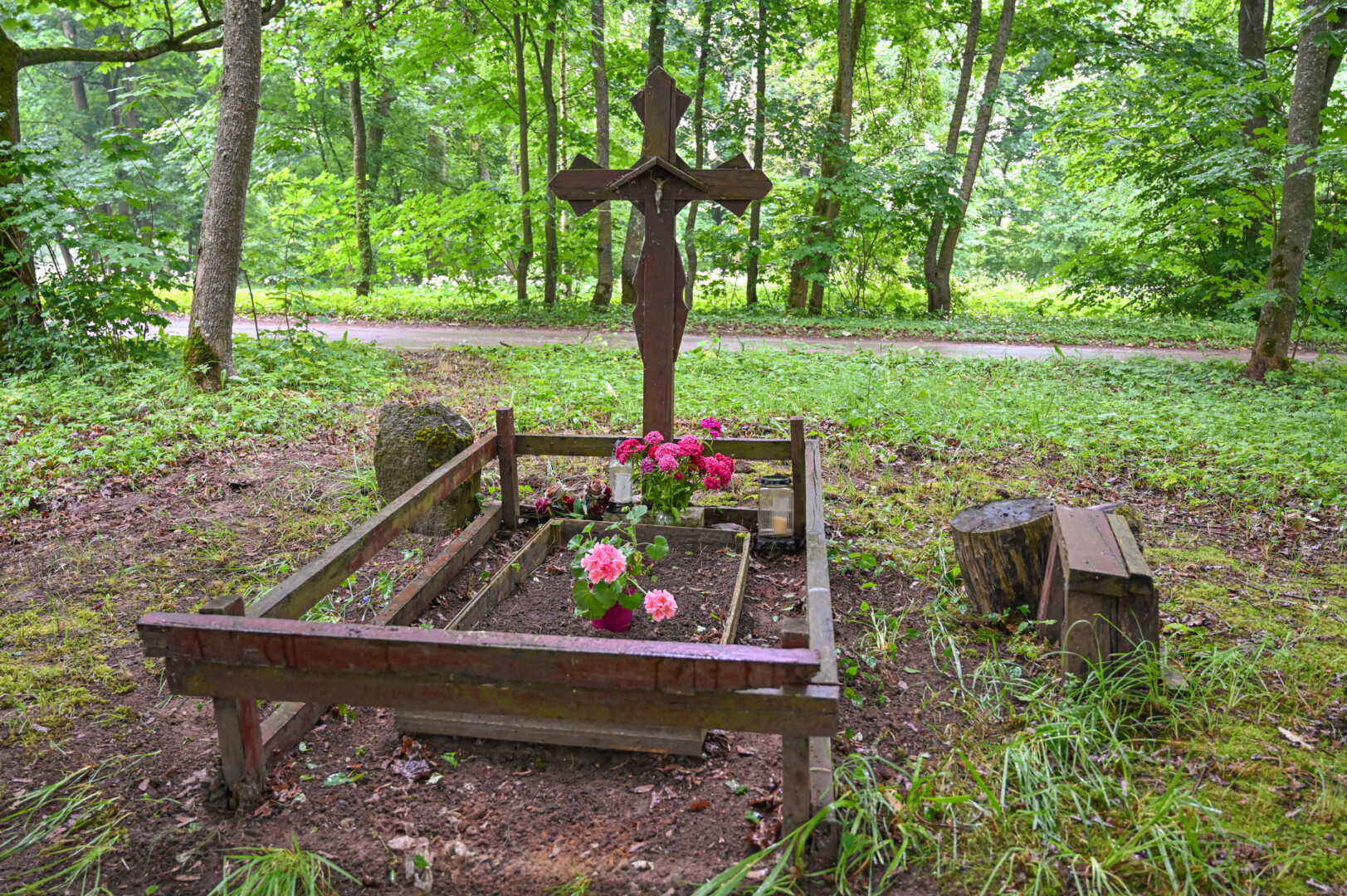 Mirusios Karpienės atminimą liberiškieičiai puoselėja prižiūrėdami jos kapą. P. ŽIDONIO nuotr.