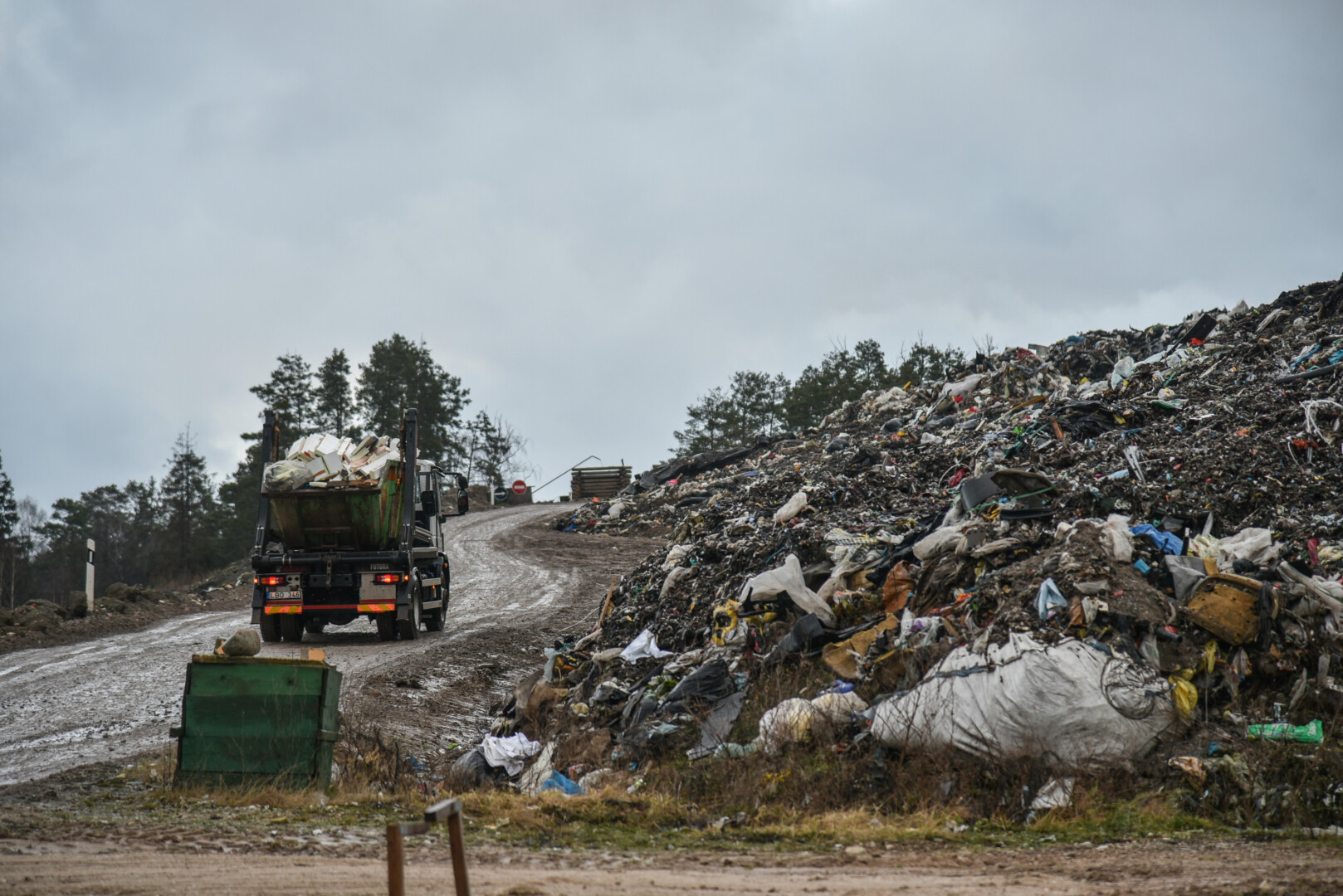 Vyriausybė pirmadienį leido suteikti iki 167 tūkst. eurų paskolą maisto atliekų tvarkymo linijos statyboms Panevėžio regiono sąvartyne Dvarininkų kaime, netoli Liūdynės.