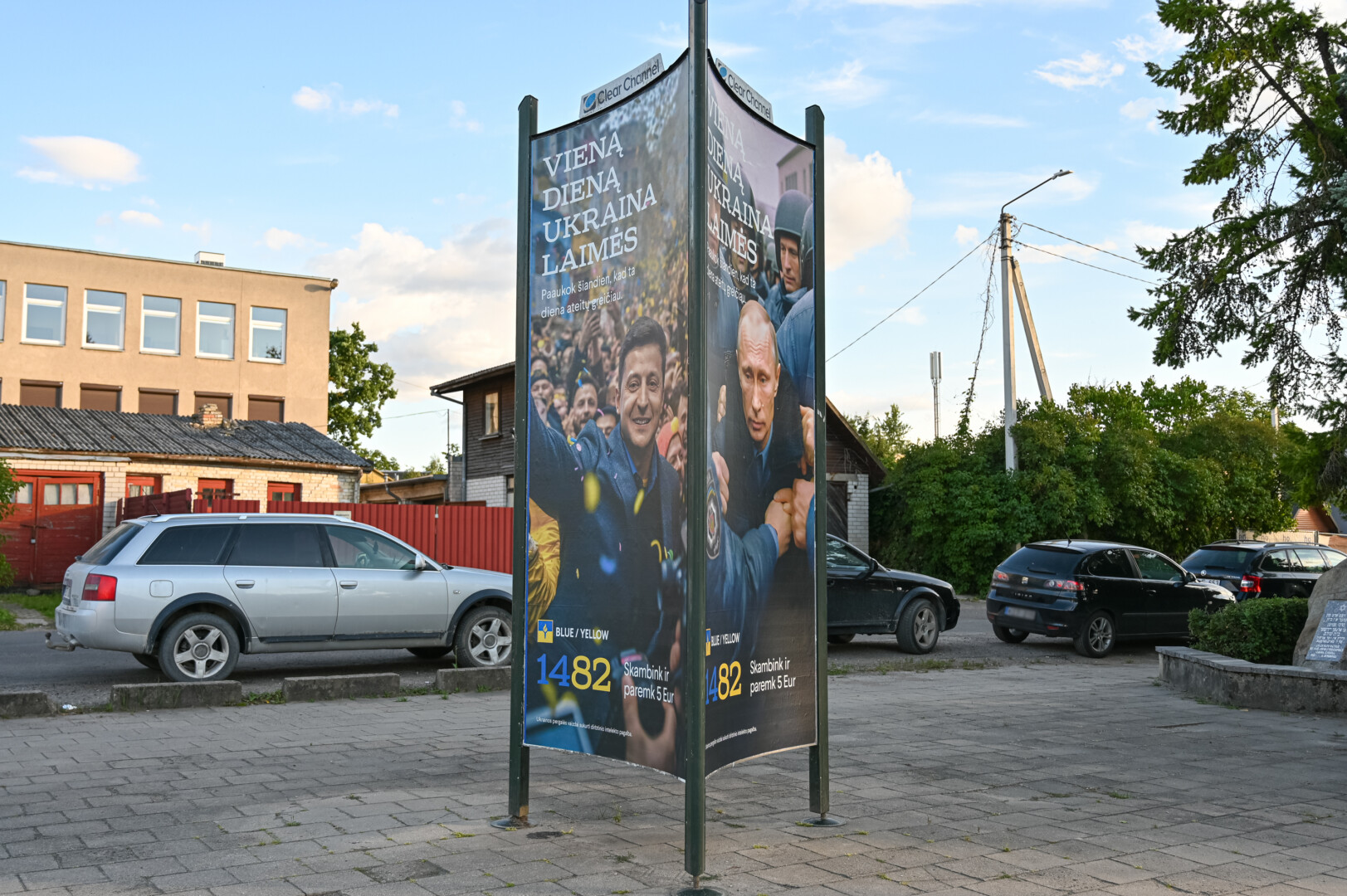 Aukoti Ukrainai kviečia plakatai, kuriuose – laukiamos ateities vaizdai su nugalėtu Putinu. P. ŽIDONIO nuotr.
