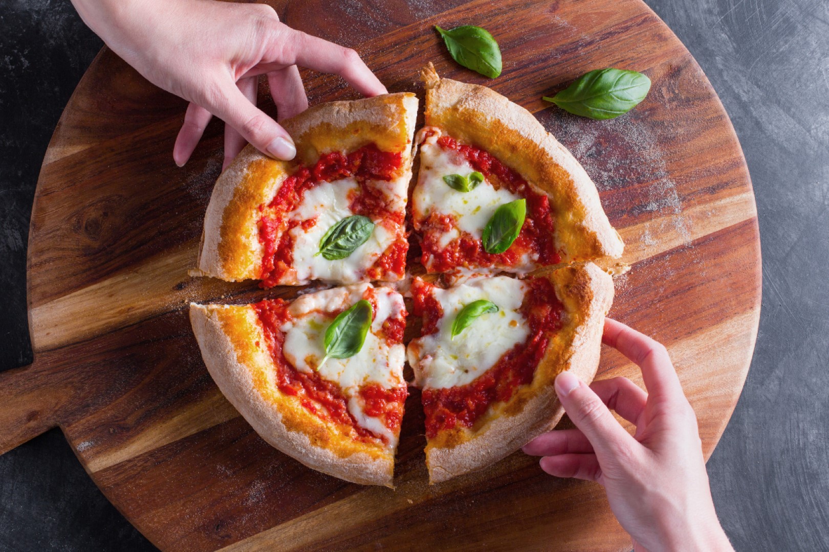 Kiekvieną dieną milijardai žmonių visame pasaulyje gamina arba užsisako picas į namus. Tai labai paprastas patiekalas – tarsi pyragas su pomidorų griežinėliais, lydytu sūriu ir kitais ingredientais.