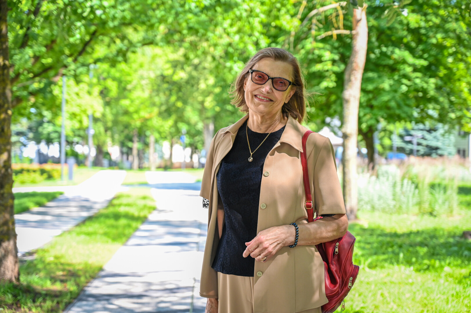 Vietoj nerūpestingos vaikystės pažangaus ir pasiturinčio ūkininko šeimoje, panevėžietei Reginai Kietytei teko tremtinės dalia. Kartu su tėvais išvežta į Sibirą dar kūdikystėje, Lietuvą ji vėl pamatė tik būdama moksleivė. Tačiau gimtajame krašte „tautos priešų“ niekas su pyragais nelaukė.