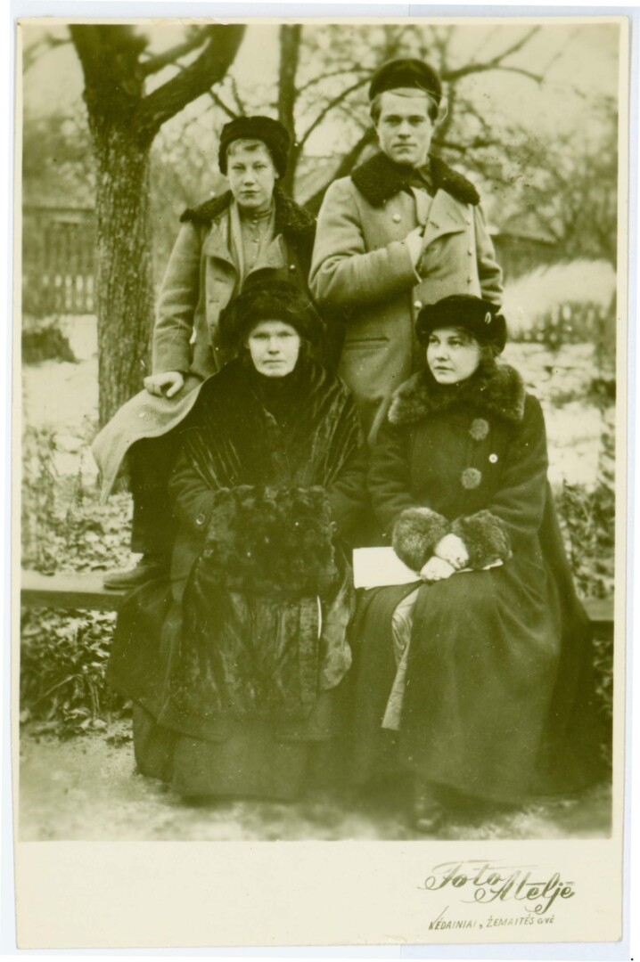 Unė (dešinėje) su mama Agota Babickiene ir broliais Petru ir Kazimieru Kaune 1918-aisiais metais. PANEVĖŽIO KRAŠTOTYROS MUZIEJAUS rinkinių nuotr. 