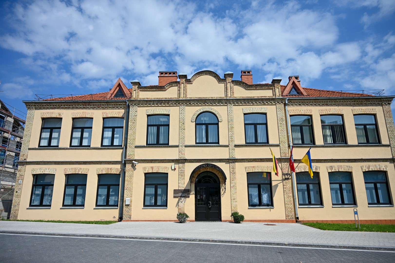 Panevėžyje neblaivus vyras nulaužė prie teismo pastato kabėjusią Lietuvos valstybinę vėliavą ir numetė ją ant žemės.