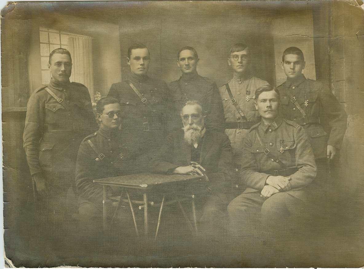 J. Basanavičius su Panevėžio krašto savanoriais. Panevėžio kraštotyros muziejaus fondų nuotr.