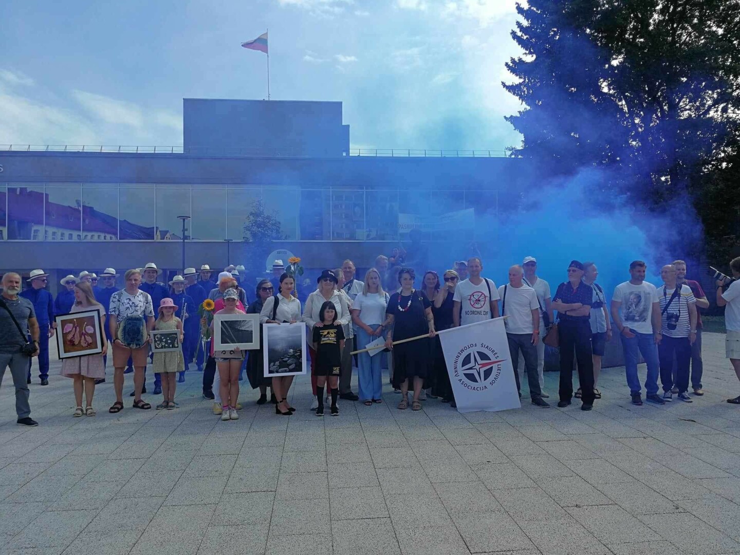 Panevėžio centru šiandien jau šeštą kartą pražygiavo ypatinga eisena – ja rugpjūčio 19-ąją Šiaurės Lietuvos fotomenininkai tradiciškai pamini savo šventę, Pasaulinę fotografijos dieną.