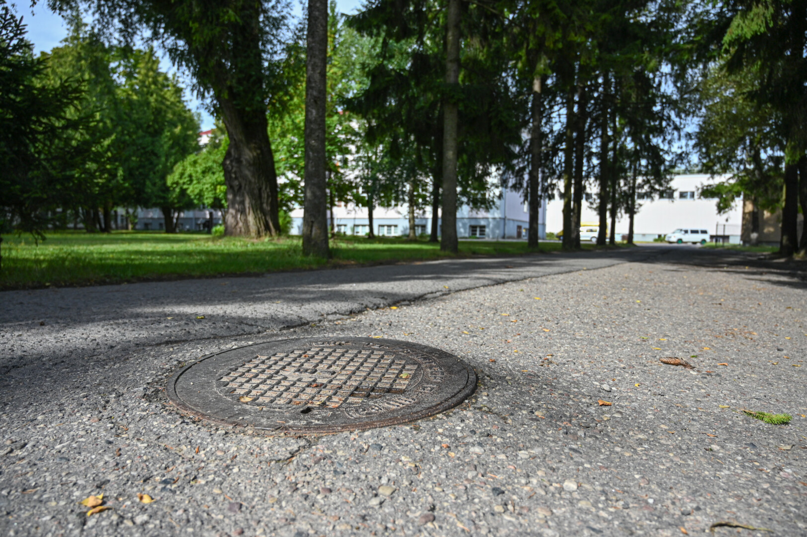 Ir Panevėžio centre, ir jo pakraščiuose, ir privačiose gyventojų, įmonių ar įstaigų valdose apstu vandentiekio ir kanalizacijos šulinių dangčių, pažymėtų rusišku įrašu Lit. SSR (Lietuvos Sovietų Socialistinė Respublika).