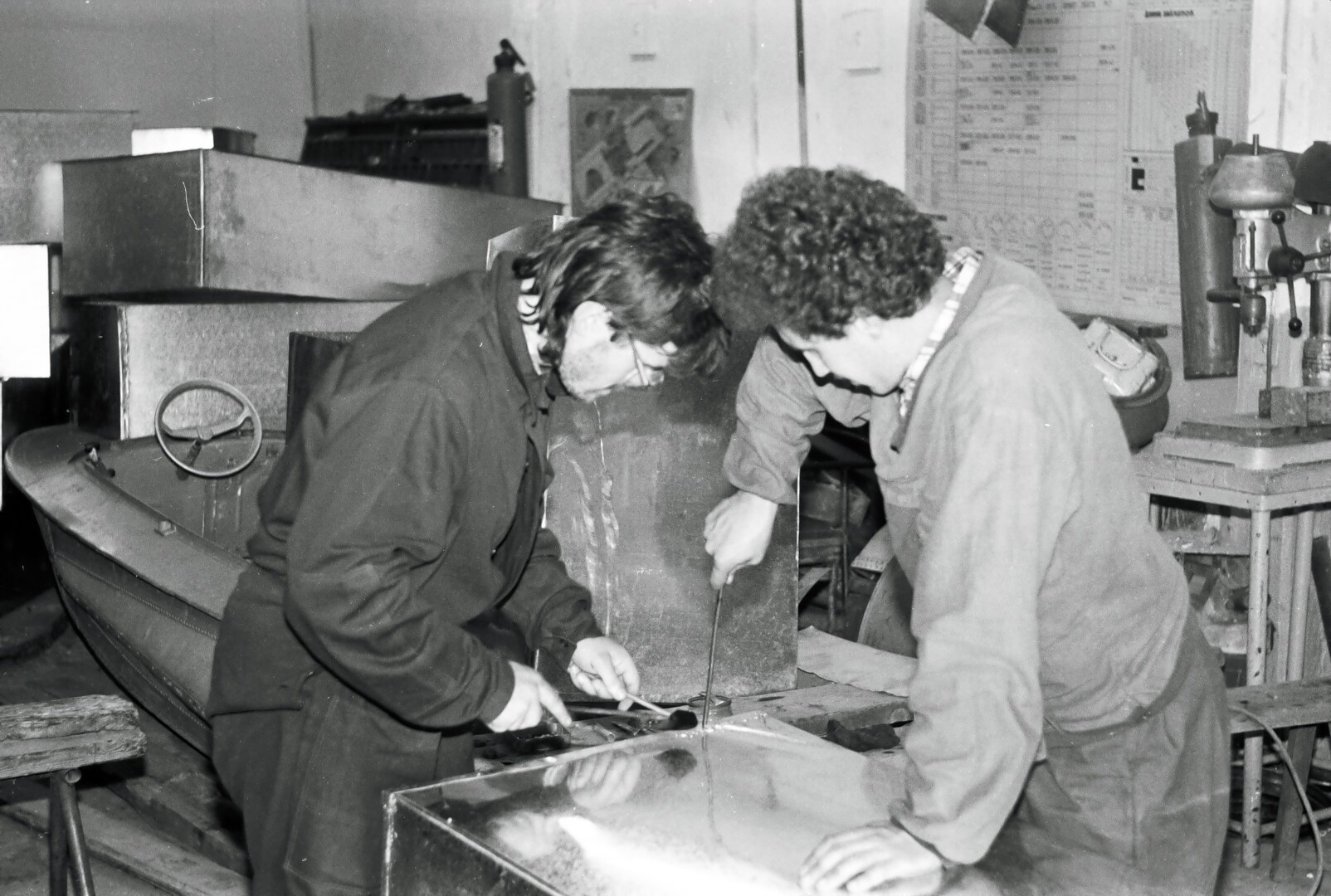Ekspedicijos dalyviai Virginijus Kedys ir Jonas Jarutis daro cinkuotus karstus Igarkos kariniame aerodrome. J. JARUČIO archyvų nuotr.