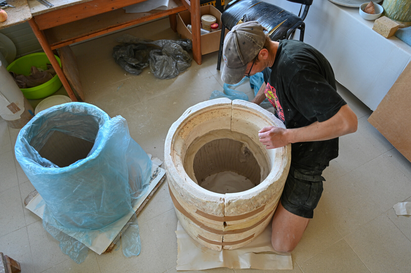 Rokas Janušonis kūryboje dažnai sujungia dvi meno sritis – keramiką ir piešimą. P. ŽIDONIO nuotr.