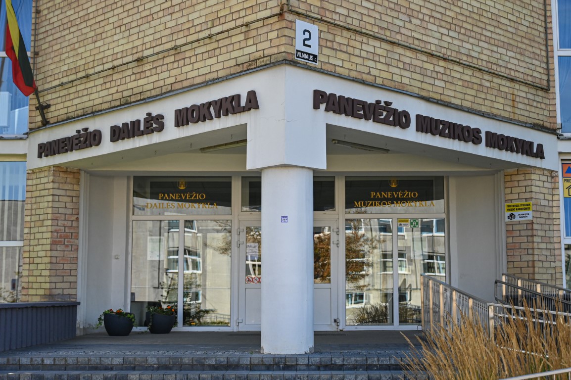 Daugiau nei septynias dešimtis metų gyvuojanti Panevėžio muzikos mokykla šį rudenį tikisi vadintis vieno garsiausių Lietuvos kompozitorių vardu.