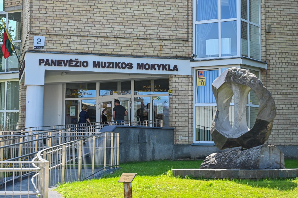 Daugiau nei septynias dešimtis metų gyvuojanti Panevėžio muzikos mokykla šį rudenį tikisi vadintis vieno garsiausių Lietuvos kompozitorių vardu.