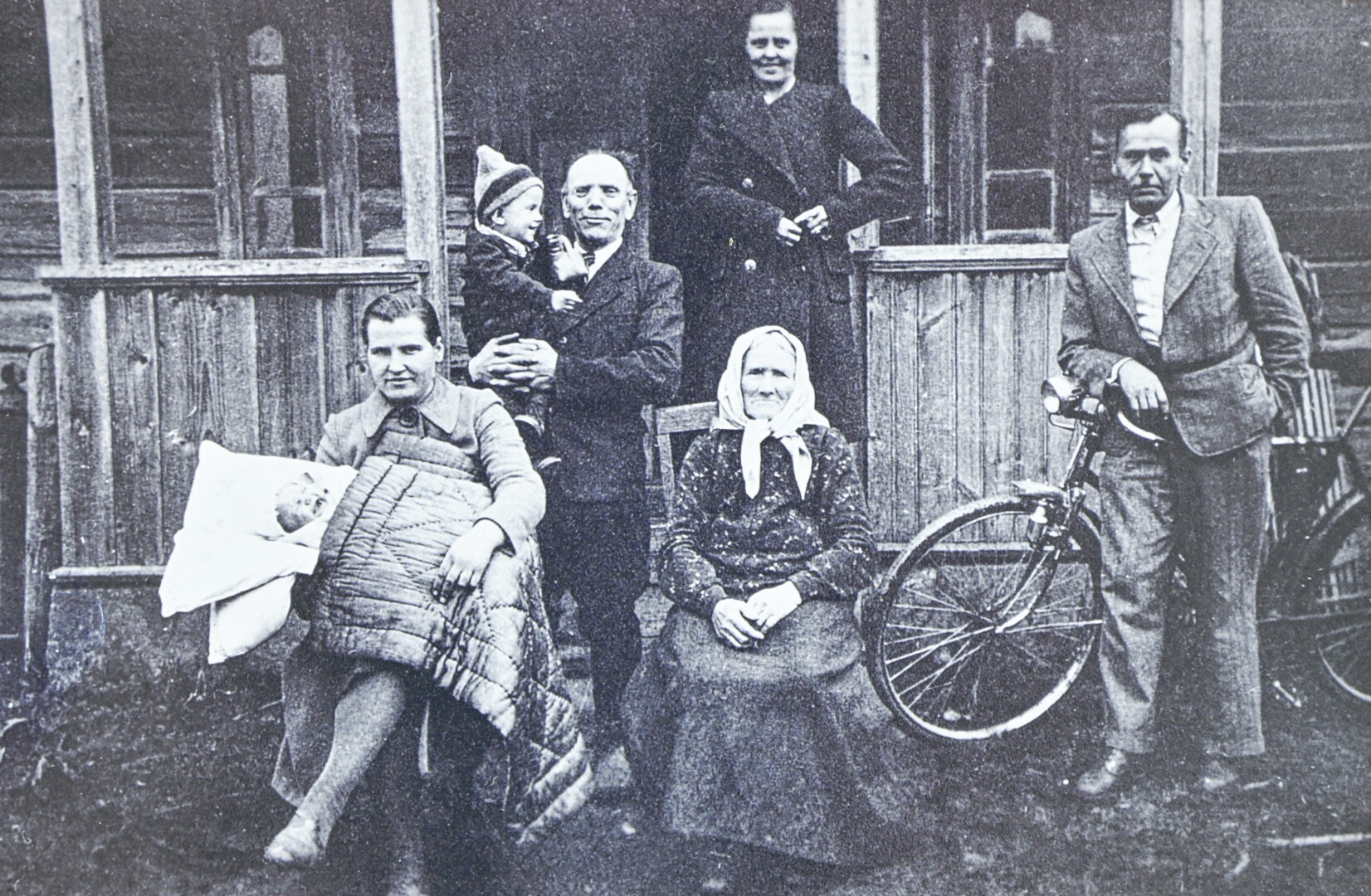 Fotografuodamasi prie gimtosios sodybos Kakuncų kaime 1943-iųjų rugsėjį, Vičinų šeima nenumanė, kas laukia po metų. Pirmoje eilėje iš kairės sėdi mama Apolonija Vičinienė su sūnumi Vidučiu, močiutė Barbora Vičinienė, stovi tėvas Jonas Vičinas su Algimantu ant rankų. ASMENINIO ARCHYVO nuotr.