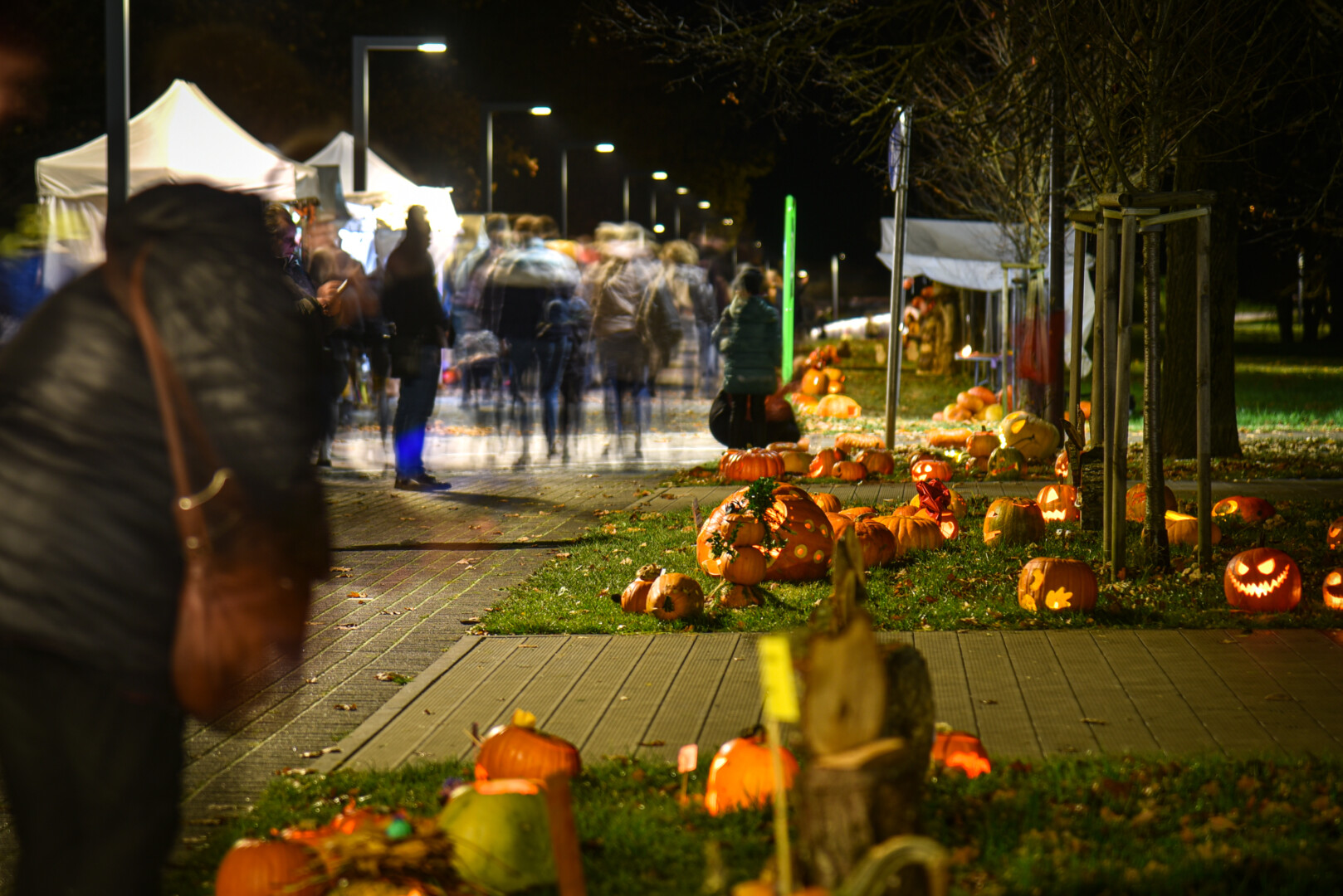 Panevėžio kultūros ir poilsio parko alėjoje jau šeštadienį sušvis besišypsančių, paniurusių, supykusių ir kitokių moliūginių veidukų žibintai.