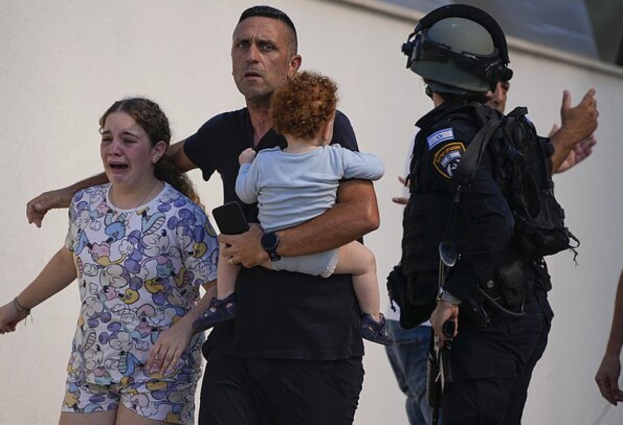 Išpuolio aukų skaičius Izraelyje, antradienį pasiekęs 1 600, vis dar auga. Vietos valdžia praneša apie šeimomis, ištisomis gyvenvietėmis išžudytus žmones. @nexta_live nuotr.