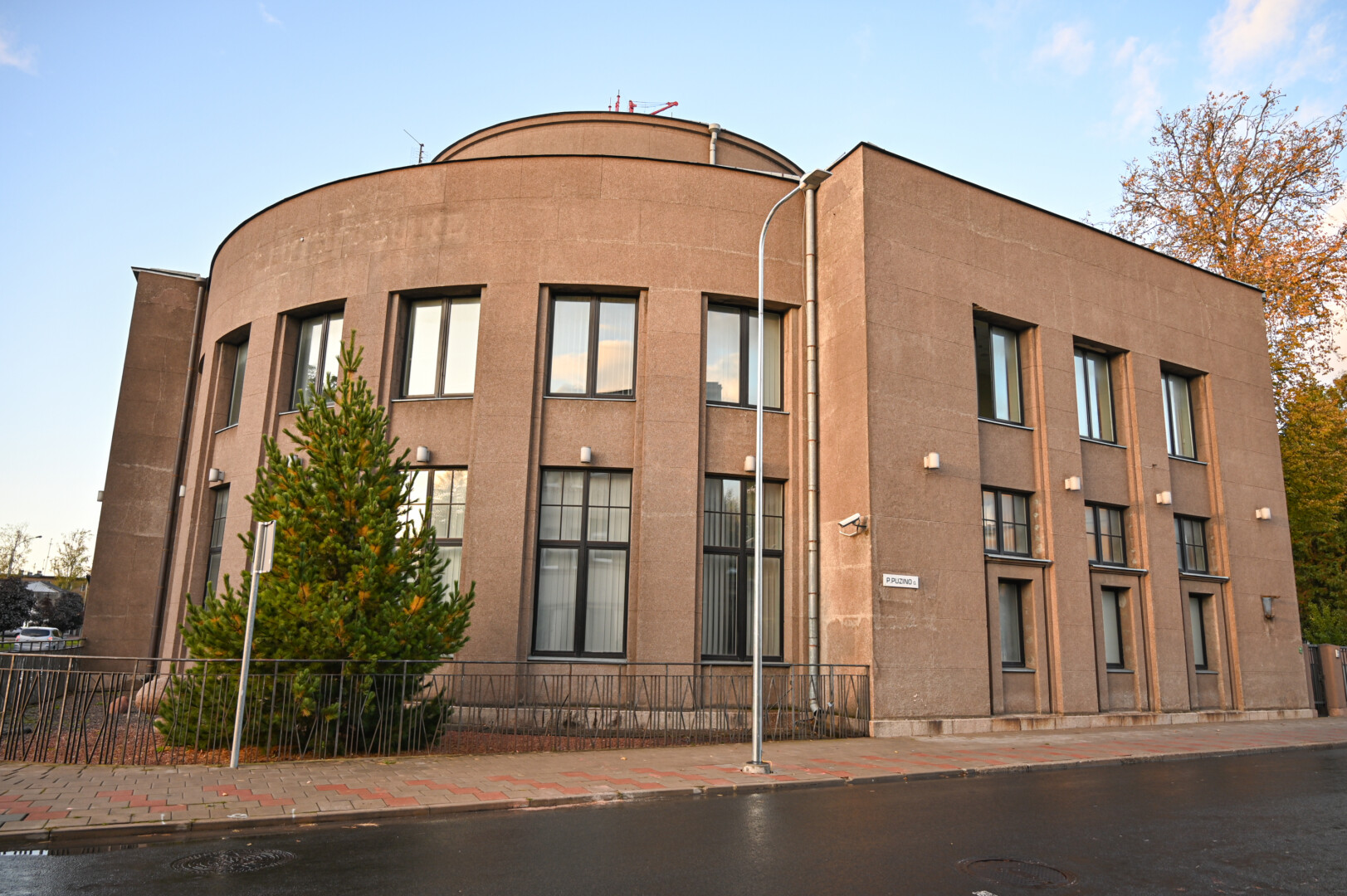 Išskirtinis Panevėžyje, dar tarpukariu statytas, prieš keletą metų vienos miesto įmonės nupirktas buvęs banko pastatas Respublikos gatvėje tebelaukia savo valandos.