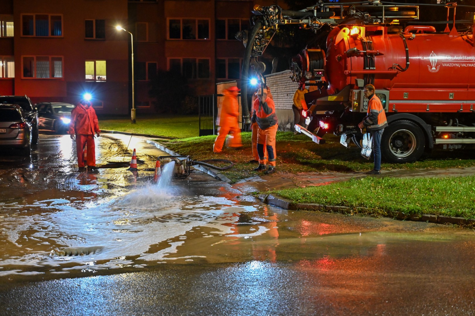 Molainių gatvėje trūkęs vandentiekio vamzdis pirmadienio vakarą ne tik sraunia upe pavertė gatvę ir pėsčiųjų takus, bet ir dalį Panevėžio paliko be vandens. Gyventojams ėmus iš parduotuvių lentynų šluoti geriamąjį vandenį, avariją pavyko greitai lokalizuoti – dar tą patį vakarą vandens tiekimas atnaujintas.