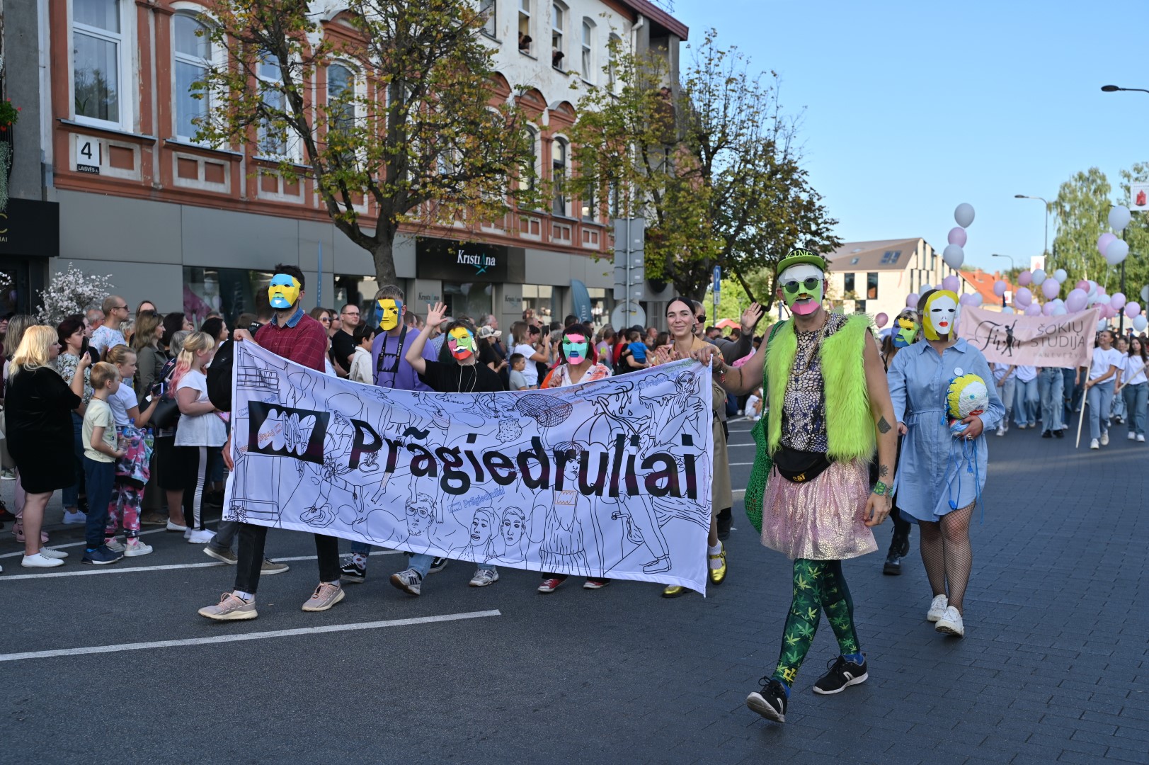 Negavęs leidimo miesto gimtadienio eisenoje Pragiedrulių reprezentuoti su LGBT vėliavos spalvomis, S. Leonavičius (dešinėje) pasipuošė originalia apranga. G. Kartano nuotr.
