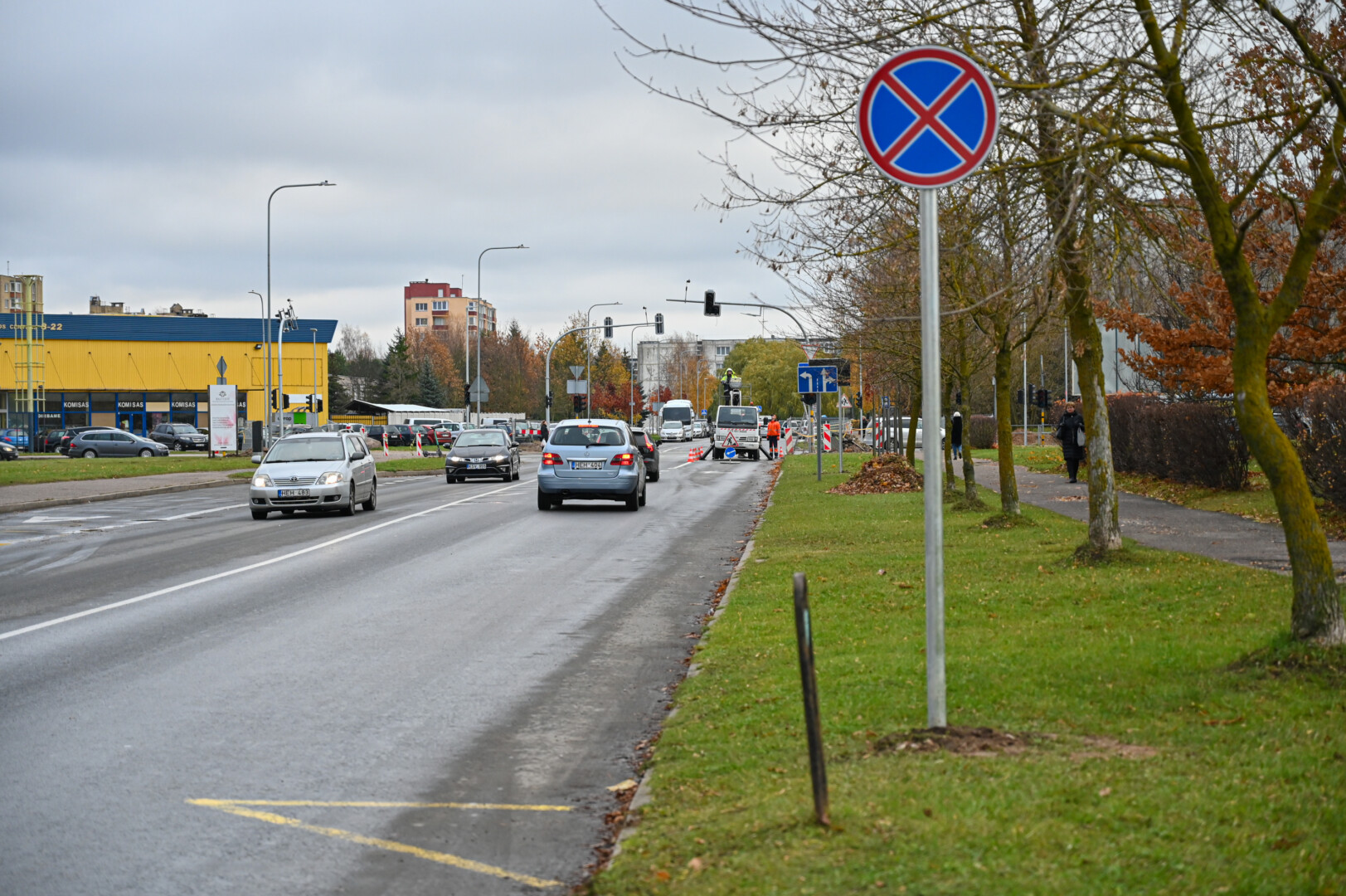 Dar viena gatve Panevėžyje važiuoti bus lengviau. Tokia naujiena džiaugiasi vairuotojai, bet Kniaudiškių gatvės gyventojai piktinasi, kad spūsčių problema sprendžiama lengviausiu būdu – draudimu, o jo įkaitais tampa įsikūrusieji daugiabučiuose su sovietmečiu projektuotais ankštais kiemais.