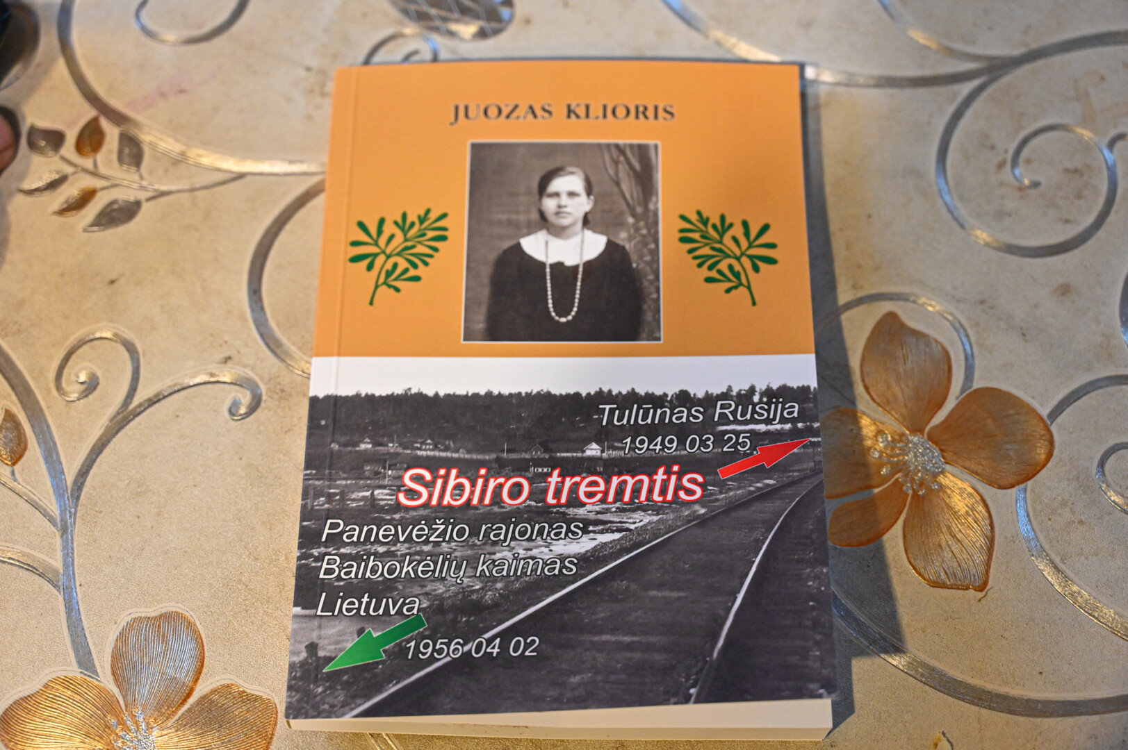 Savo pirmąją knygą buvęs tremtinys skyrė mamai Pranciškai. P. ŽIDONIO nuotr.