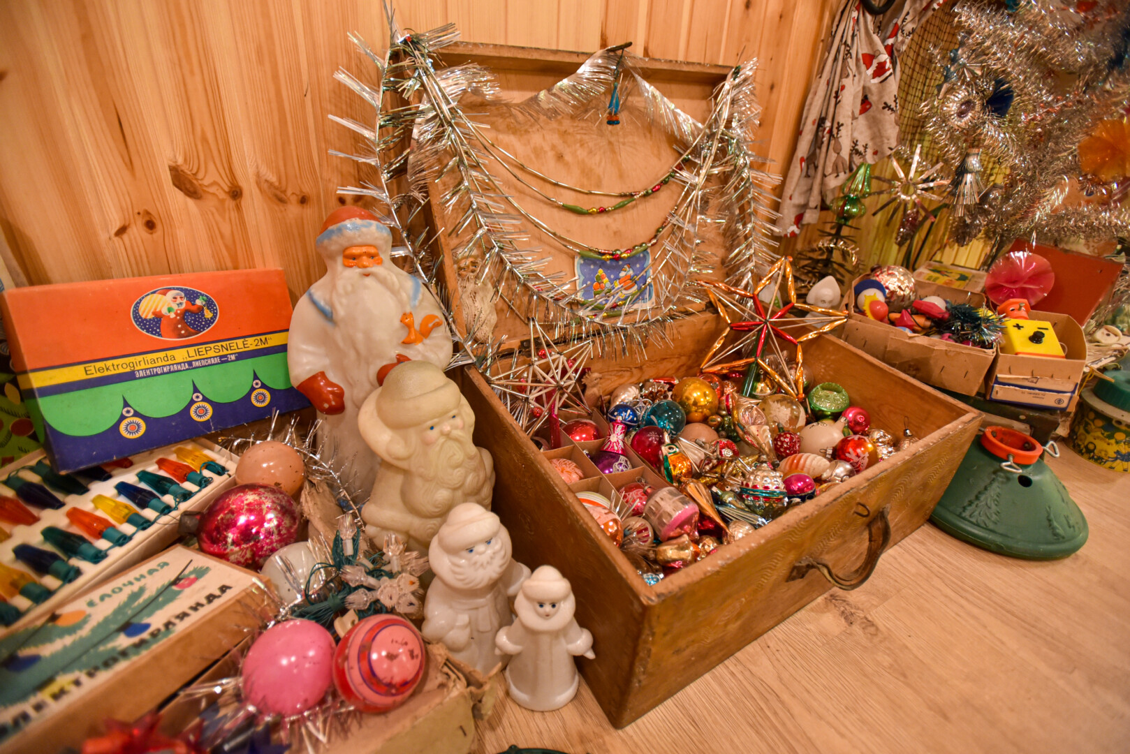 Artėjant Kalėdoms, ir vaikų, ir suaugusiųjų ekskursijos, o ir pavieniai smalsuoliai skuba aplankyti Miežiškiuose esantį vienintelį ne tik Lietuvoje, bet ir Baltijos šalyse Kalėdinių žaisliukų muziejų. Dabar istorinėmis Kalėdų puošmenomis pasidžiaugti galima ir Panevėžyje.