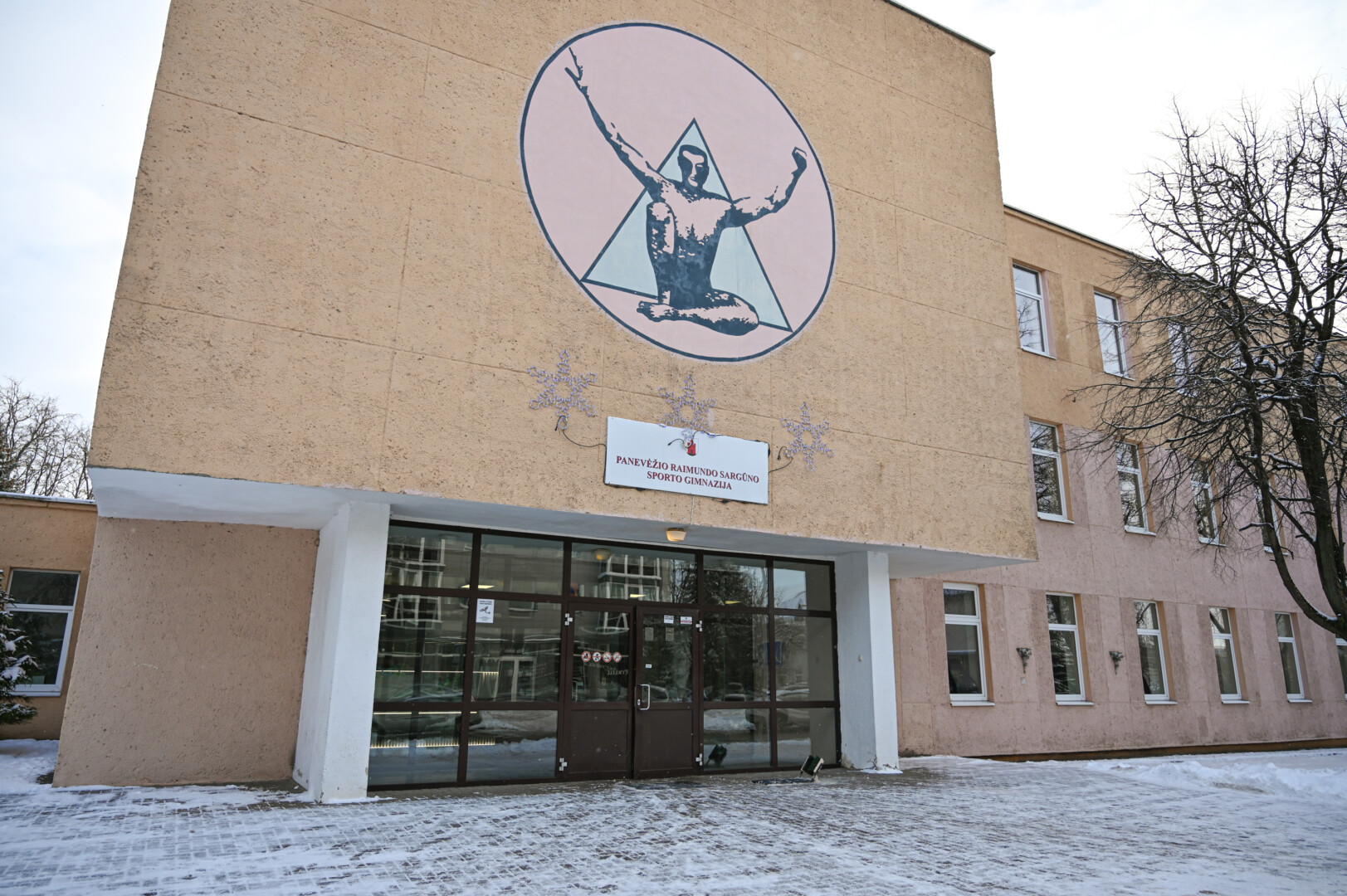 Iš visos Lietuvos į Panevėžį suvažiuojančių jaunųjų sportininkų kalve vadinamos Raimundo Sargūno sporto gimnazijos kieme planuojamas statyti dviejų aukštų pastatas, kuriame bus modernios įvairioms sporto šakoms pritaikytos salės.