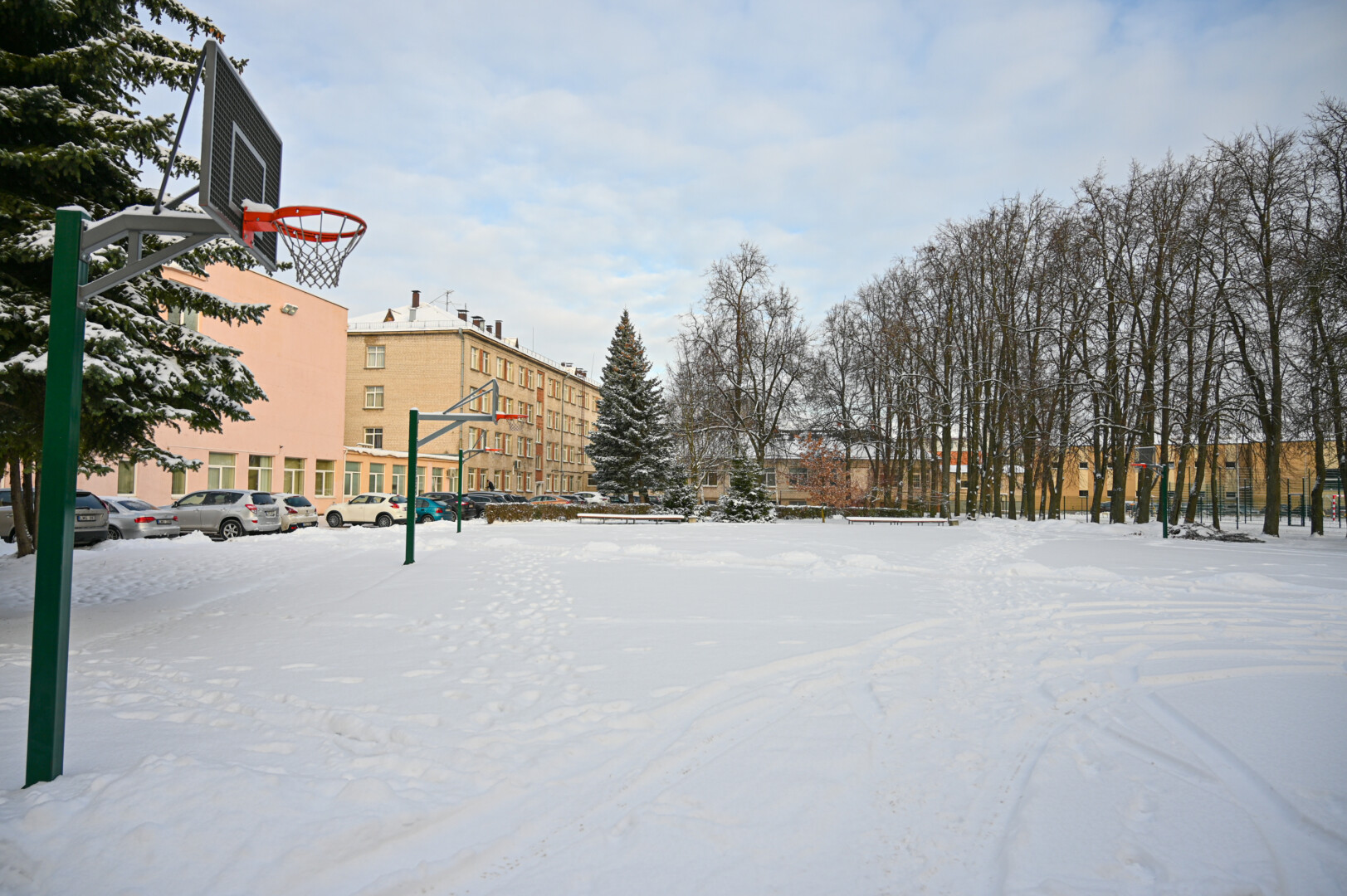 Universalios sporto salės priestatas iškils gimnazijos vidiniame kiemelyje vietoj dabar ten esančių krepšinio aikštelių. P. ŽIDONIO nuotr. 